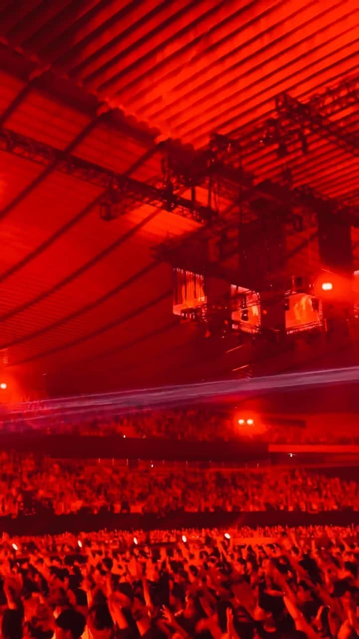 SKY-HIのインスタグラム：「※音声ONで再生すると演奏曲が分かります。知りたくない方はミュートでご再生ください🙇‍♂️  SKY-HI ARENA TOUR 2023 ｰBOSSDOMｰ  東京・代々木第一体育館 2DAYSありがとうございました🔥  次は6/17(土),18(日)＠大阪城ホール！  BOSSDOM最後の2公演。 これからでもチケット🎟間に合います！ 滑り込みでのご参加もぜひお待ちしております！！！  チケット情報はハイライト”BOSSDOM”内リンクから。  #SKYHI #BOSSDOM」