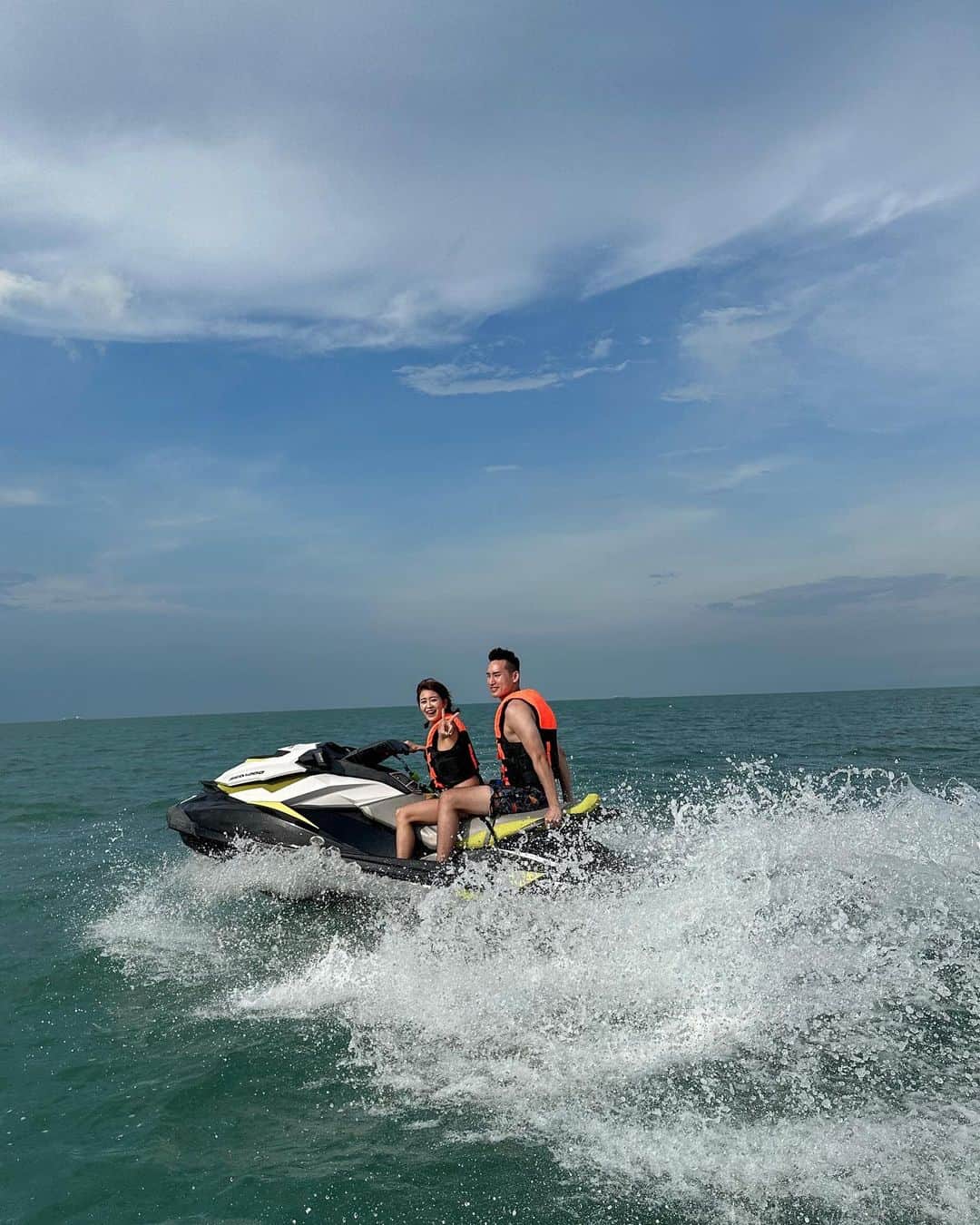 郭圈圈のインスタグラム：「#水上摩托車 初體驗 來～誰想給台南女飆仔載🤣 直接催到底的那種喔😎😎😎 -  #圈圈去馬來西亞🇲🇾 #thewestin #westindesaru #圈恩cp」