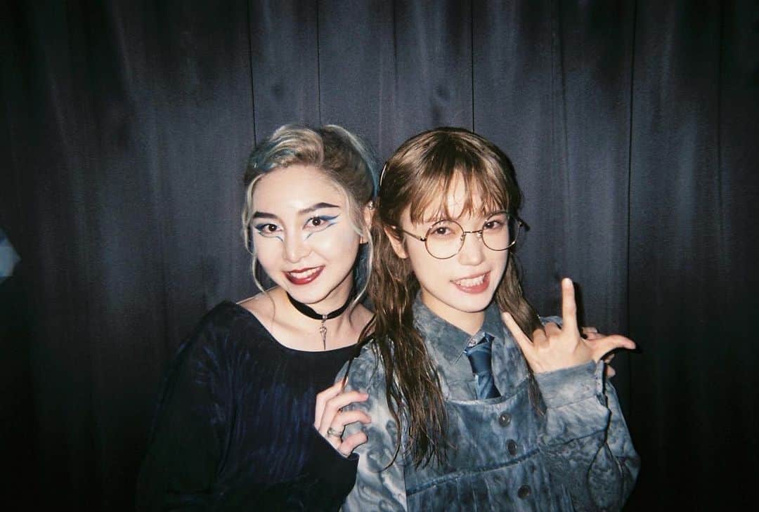美山加恋のインスタグラム：「がんちゃんが呪いの子を卒業しました。 一年間、よく頑張ったね。 デルフィーはずっと単独行動。裏でもずっとひとり。 だからこの一年間、あなたがどんな想いを抱いて舞台に立つまでを過ごしてきたのかは理解してあげられなかったけど、舞台の上にたつ姿は毎日袖から観てた。 わかることは、あなたが誰よりもデルフィーを愛してきたこと。 その強い愛に、デルフィーとしての説得力。覚悟。そして私はたくさんのヒントをもらったよ。 心が柔らかくて、とっても真面目。そして愛を大事にするがんちゃんだからこそのデルフィー。素敵でした。  出不精な私ですが、がんちゃんがブロードフェイに立つ時はみんなで観に行くからね。  おつかれさま☺︎ いってらっしゃい。  #呪いの子 #舞台ハリポタ #岩田華怜」