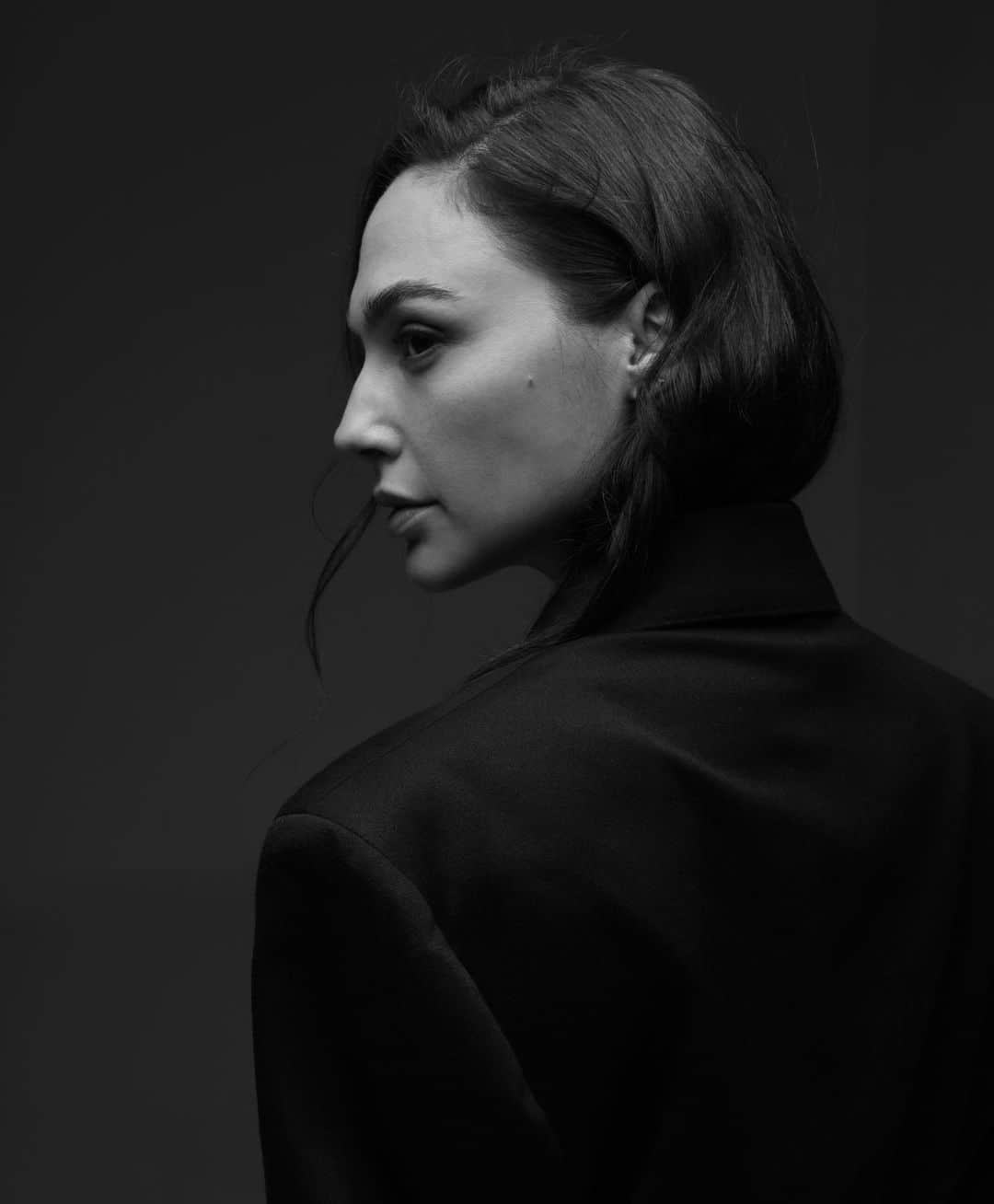 ガル・ガドットのインスタグラム：「🖤」