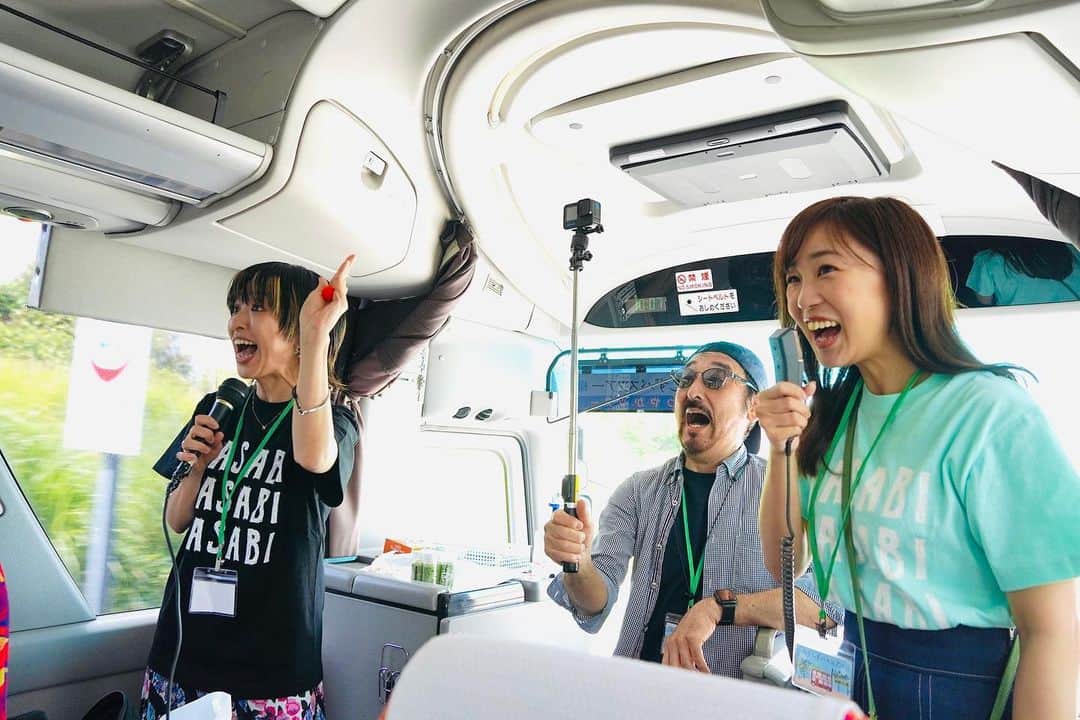 kainatsuさんのインスタグラム写真 - (kainatsuInstagram)「🚌春のもぐしずバスツアー🚌  ◆伊豆わさびミュージアム  ⇩バスで喋ったり歌ったり  ◆まかいの牧場(BBQ🍖＆だるまさんがころんだ)  ⇩ バスで喋ったり歌ったり  ◆さくらんぼ狩り🍒  参加してくれた皆さん本当にありがとう✨✨  一緒に楽しい時間を過ごせて幸せでした！  バスの中はもうちょっとゆっくりしてもらう時間も取るハズだったのに蓋を開けてみればそんな時間どこにもありませんでしたね😂ははは  そして山本さん @bosswasabi  お返ししきれないくらい今日は1日お世話になりました！！🙇スペシャル企画盛りだくさん！ 本当にありがとうございましたーーー！！  また来年もやりたーーーい！！！  #まなつのもぐもぐしぞーか」5月28日 23時35分 - natsugram_life
