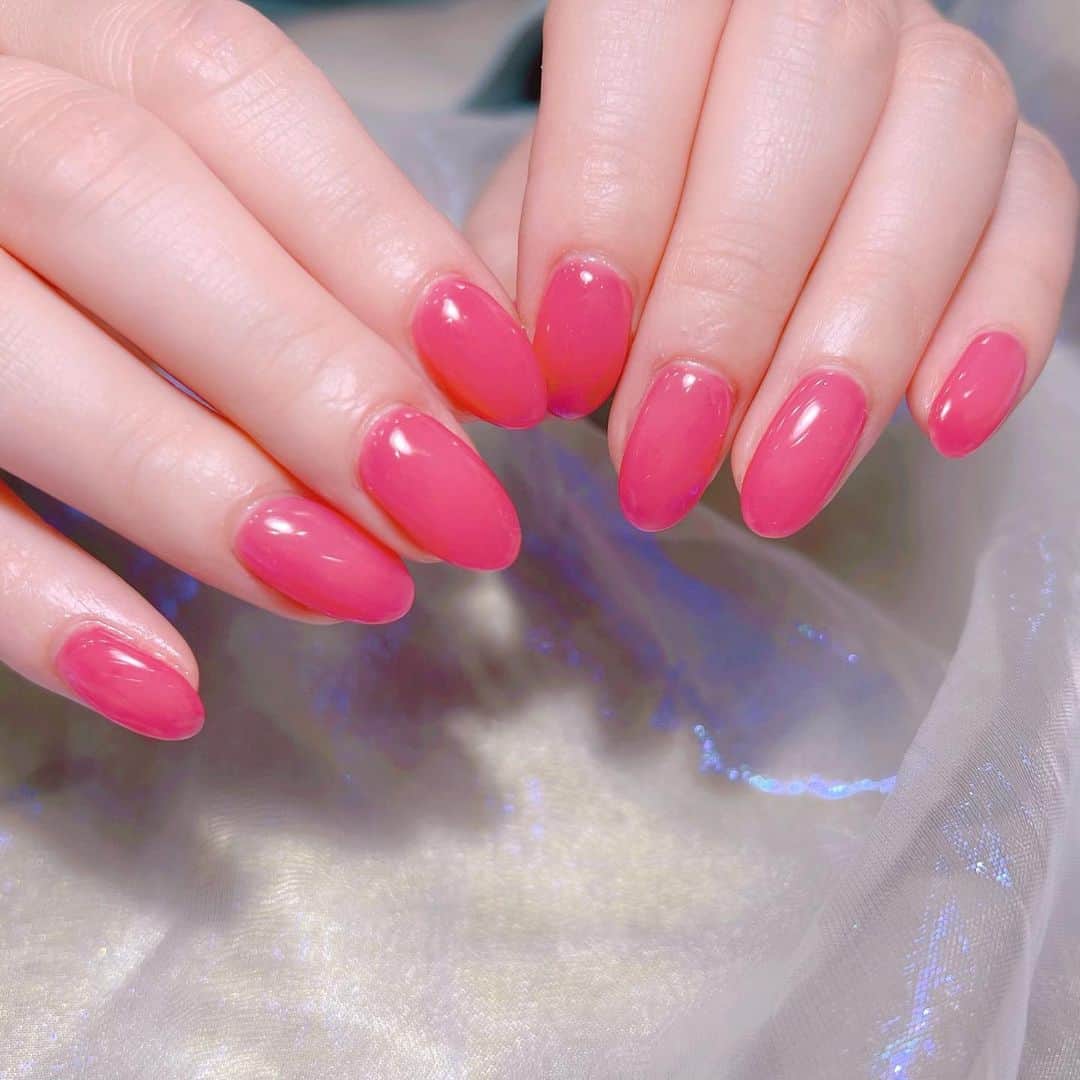 なかやまちえこのインスタグラム：「お拘りのワンカラーネイル💅⠀ ⠀ 手足共にカラージェルをミキシングしています。⠀ @kyarypappa ちゃん⠀ ⠀ #nail #nails #nailart #ネイル #美甲 #ネイルアート  #japanesenailart #manucure #japanesenails #manicurist #gelnails #أظافر #네일아트 #미용  #เพ้นท์เล็บ #artedeuñas #เพ้นท์เล็บเจล #ジェルネイルデザイン #ネイルデザイン #nagelkunst #ワンカラーネイル #拘りのワンカラー」