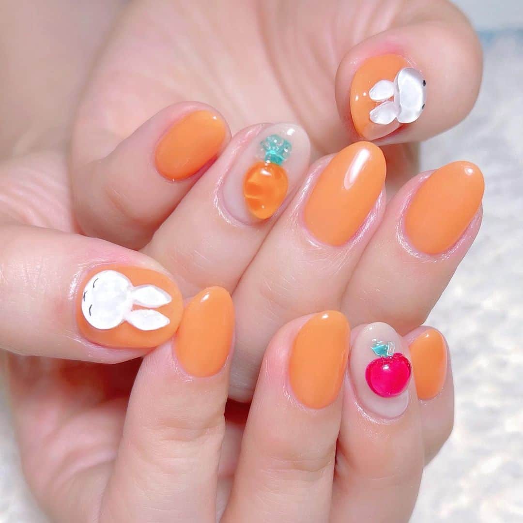 なかやまちえこのインスタグラム：「🐰🥕⠀ ⠀ @reiandbob さん⠀ @reimatsuzaki_mama ⠀ オレンジ色が似合います🧡⠀ ⠀ #nail #nails #nailart #ネイル #美甲 #ネイルアート  #japanesenailart #manucure #japanesenails #manicurist #gelnails #أظافر #네일아트 #미용  #เพ้นท์เล็บ #artedeuñas #เพ้นท์เล็บเจล #ジェルネイルデザイン #ネイルデザイン #nagelkunst #ワンカラーネイル」