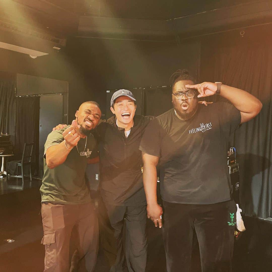 shojiのインスタグラム：「I took amazing workshop from @homebrosuk today!!!! The whole energy, passion, technique, musicality was totally in the different level🔥🔥🔥🔥 So happy to see you guys in JAPAN🇯🇵 Thanks @geekout__world for make this happen!!!!! Every dancers in the studio was soooo amazing!!!!!  今日は横浜でイギリスから来ている @homebrosuk のワークショップを受けてきましたー🔥 ヤバすぎたー！ しかもずっと昔からシッキンを見てきたと言ってくれて、嬉ぴーMAX😭 学ぶことが多すぎる！幸せー！ ダンス最高ー🔥まだまだ頑張るぜー🔥  #stkgz #シッキン #シットキングス #持田将史 #takeflight #geekout #homebros」