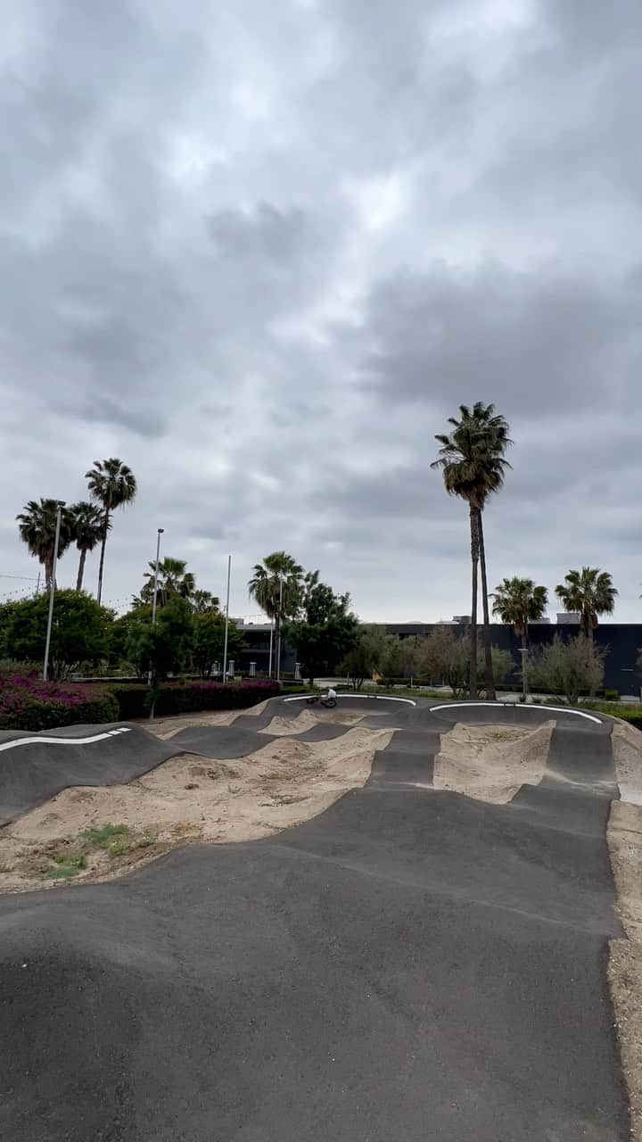 ケン・ロックゼンのインスタグラム：「@canyon stiched going around the pump track at @foxracing HQ  So fun」