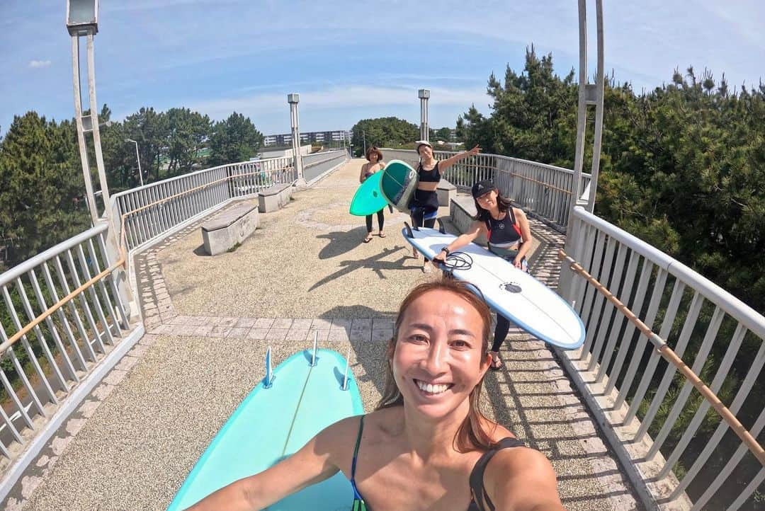 金子藍さんのインスタグラム写真 - (金子藍Instagram)「日帰りsurftripに出かけませんか？の声に集まってくれた 女の子と湘南へ  @ok_kaorico  @irhacim  @naao.70oo   サーフィンという趣味があるからこそ出会えた方達 そんな私を含めた4名での旅は、大きい波をみんなで乗り越えたり、助けあい、挑戦し、喜びを分かち合うことで絆はどんどん深まり  帰り道は行きよりもっと深い話しができるように✨  とても心に残る日に  サーフィンって幾つになっても、いろんな人に出会えるのが本当に楽しい🏄‍♀️  #サーフィン #surftrip #湘南 #ailasurfbords #海」5月28日 23時44分 - aikaneko_surf