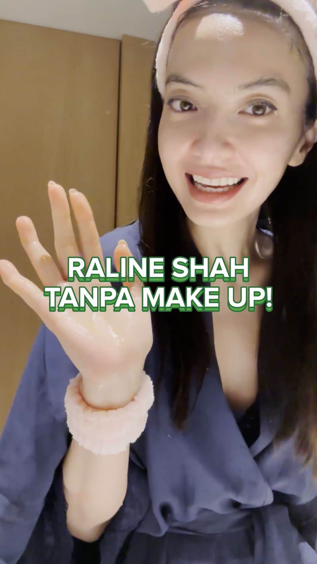 ラライン・シャーのインスタグラム：「Setelah event Cannes Festival yang super seru, it’s time to rest! Tapi sebelum itu, Aku bakal unready pakai “Roppu Handuk Tangan” unik biar air gak turun ke lengan waktu cuci muka 💚 #tokopediasocmed #TokopediaxRaline #Cannes2023 #festivaldecannes2023」