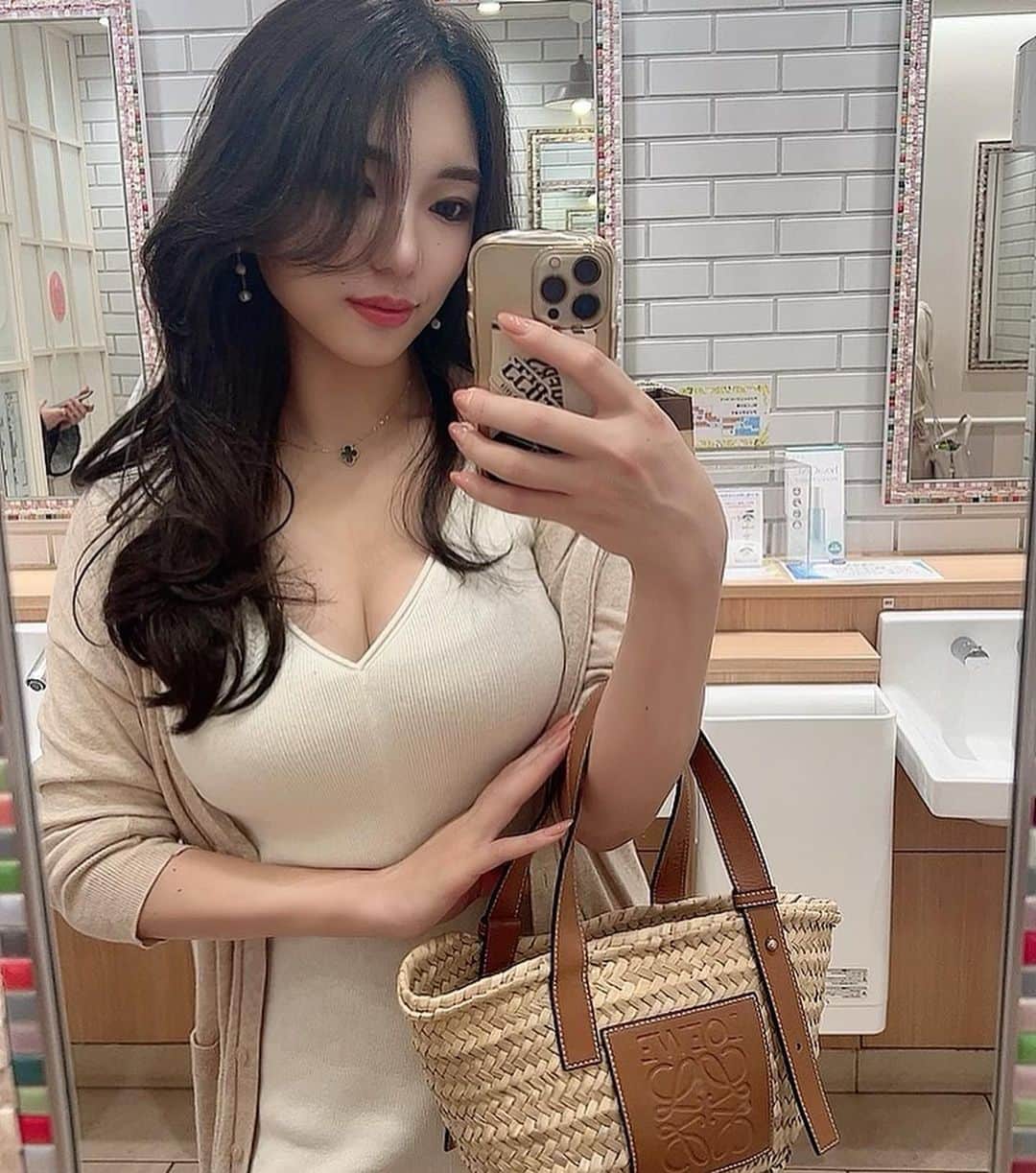 ARAKAWAMEIのインスタグラム：「. . この歳にしか出せない色気 . #💇‍♀️ #newhair #hairstyle #29」