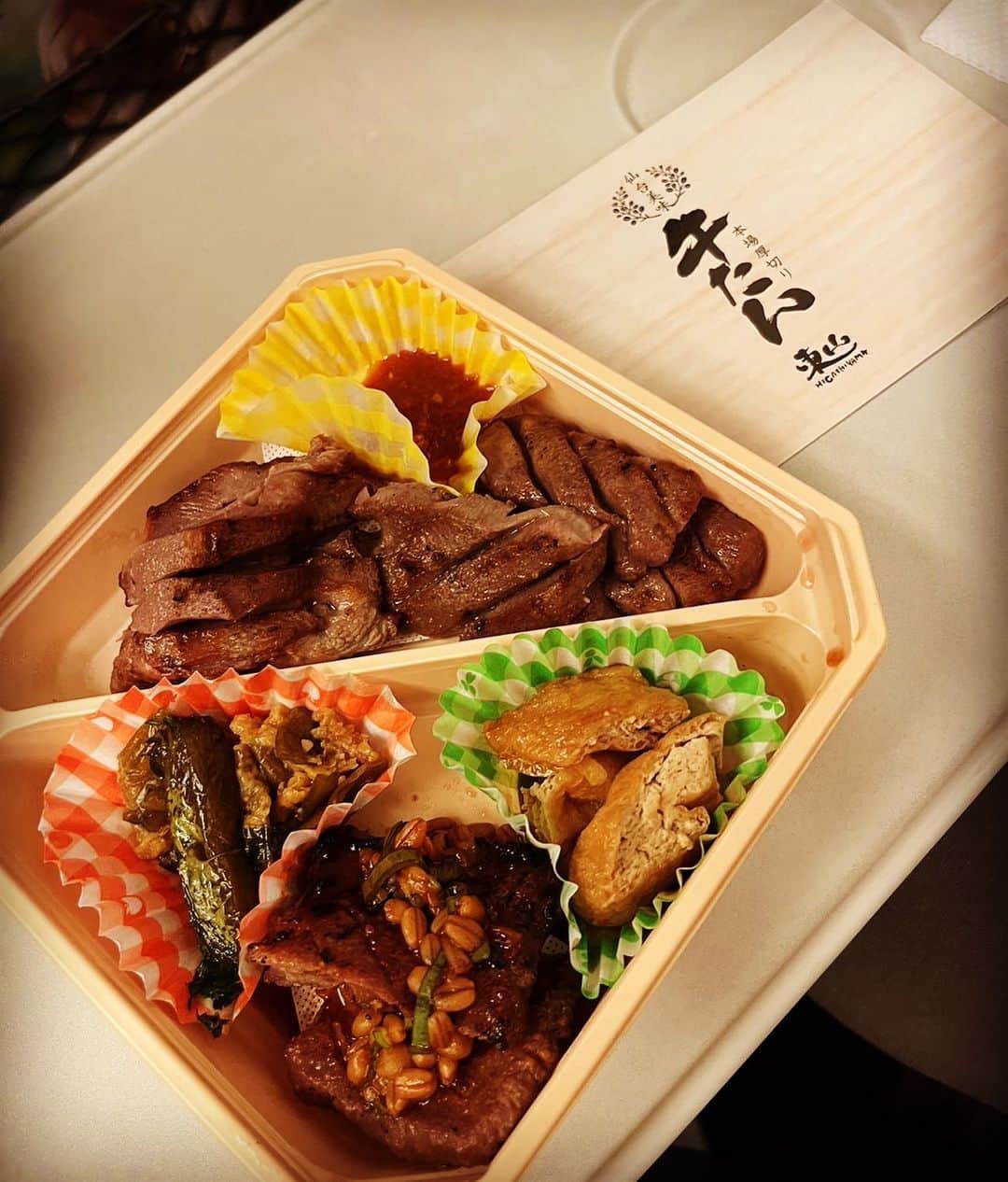 関智一のインスタグラム：「広島帰りの新幹線で牛タン弁当をガブリ！」