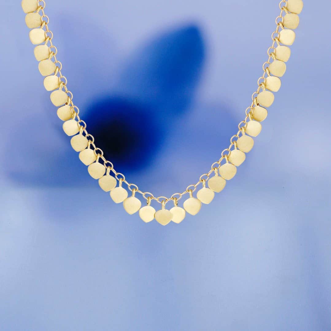 ミーアンドローのインスタグラム：「Loving and layered, this 18K gold full lotus chain shimmers as a bountiful assemblage. The lotus flower represents divine beauty, and is considered the hearts inner-most shrine. Like the lotus flower, we are freed to become the future, and bloom with new beginnings. #full #lotus #chain #necklace #divine #beauty #18kgoldjewelry#jewelry #jewelrydesign #handcraftedjewelry #madeinnyc #meandrojewelry」