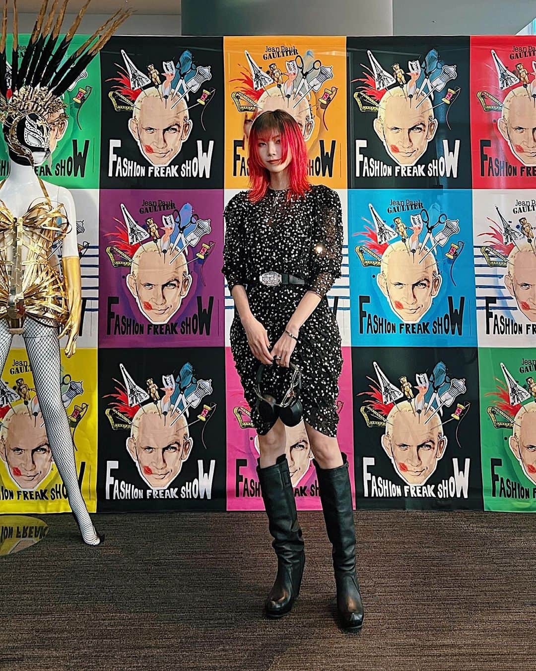 si ouxのインスタグラム：「ジャンポール・ゴルチエのランウェイ・ミュージカル 「FASHION FREAK SHOW」！ 官能的で本能的、キャバレーのような世界観に名曲が続々。 衣装が素晴らしいのは当然のこと、 舞台演出、とくに衣装のディティールを客席に届くようにとされた技の数々がすごかった！ 客席にいながらにしてバックステージから見てるような感覚にも。 ダンサーさんが客席を闊歩(走?)するので1階席迫力あり。 ⁡ ⁡ じゅんこちゃん誘ってくれて＆写真いっぱいありがとう⁂ @jnco0417  ⁡ ⁡ 東京公演は今週末までやってるから少しでも気になってたら行ってみるべきと思います。 大阪公演は6月7日から！ ⁡ @jpg_ffs_jp @jeanpaulgaultier  #jeanpaulgaultier #fashionfreakshow」