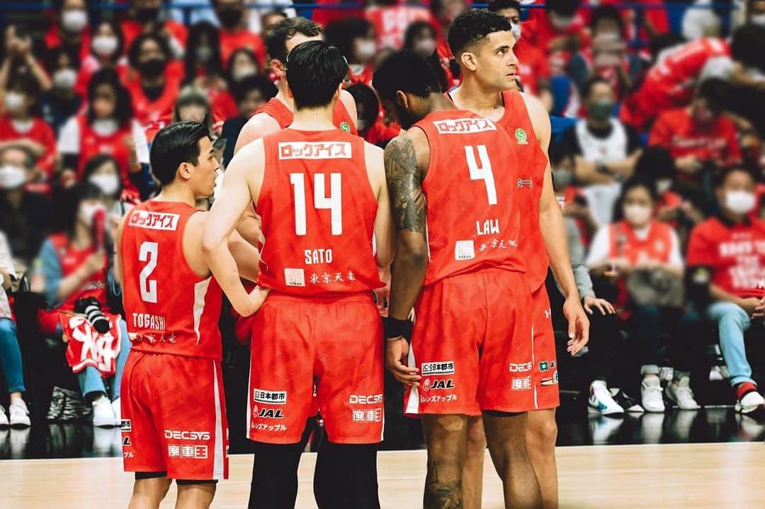 ななせ結衣のインスタグラム：「#日本生命Bリーグファイナル  土日母と応炎に行ってました🥹🏀❤️‍🔥  まずは 琉球ゴールデンキングスの皆様 優勝おめでとう御座います㊗️ . >インスタは長文になります、、 興味ない人はさらっとしてください🤣 . .  二日間共とてつもなく 熱い試合で喉が枯れるぐらい叫んで応援して最高に楽しみました😭🎉 .  天皇杯ぶりの大きなアリーナで 両ブースタの声が響き渡るあの瞬間がたまらなく楽しくてぞくぞくしてだいすきです🥺❤️‍🔥. .  ジェッツが負けてしまったのは すっごく悔しいけど . （悔しいという言葉では表しきれないけど、文章が苦手なので結果すっごく悔しいという一言に想いをつめました。こうやって文章を書くまでにすごく時間がかかったw） . 大人になってこんなにまた熱中できて母とも一緒に楽しめる趣味ができて幸せです😭🏀. .  日本代表戦を見てから バスケに興味を持ち 初めてジェッツの試合を見に行ってからもう虜になり 今シーズンはホームで試合がある時はほぼ毎週のように船橋に通いました😭❤️‍🔥🏀. . 試合を見にいけなくても 土日や水曜日の夜はバスケを見るのがルーティーンになり 何度家で騒いだことか🥹🥹. . . 高校の時は野球部のマネージャーをしてベンチの中で選手を応援したり、サポートしたりして、 あの時はこれ以上に誰かの勝ちを願ったり、試合中に神様〜私の運まであげてください〜て神に願ったり、悔しくて泣いたり、スポーツにどっぷりハマるなんてもう一生ないんだろうなって思ってたけど 大人になってもこんなにスポーツに熱中できるなんてなんて幸せなんだろう😭😭. （勿論野球もだいすきです！） .  RS大きな記録を何個も作って めっちゃくちゃ興奮して 何度も何度も感動させてもらって 誰がなんと言おうと最高のシーズンでした🥹🔥  . 千葉ジェッツの皆様 熱い濃いシーズンお疲れ様でした！！ 沢山の感動を本当にありがとうございました🤝✨ . 来シーズンも沢山応炎します🔥. .  #Bリーグ  #Bリーグファイナル  #千葉ジェッツ　#バスケ」