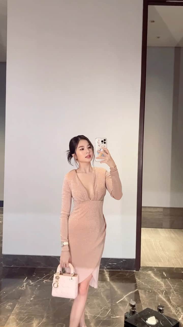フォン＝サナンタチャット タナパットピサーンのインスタグラム：「Mirror Selfie checkkkkk 😛」