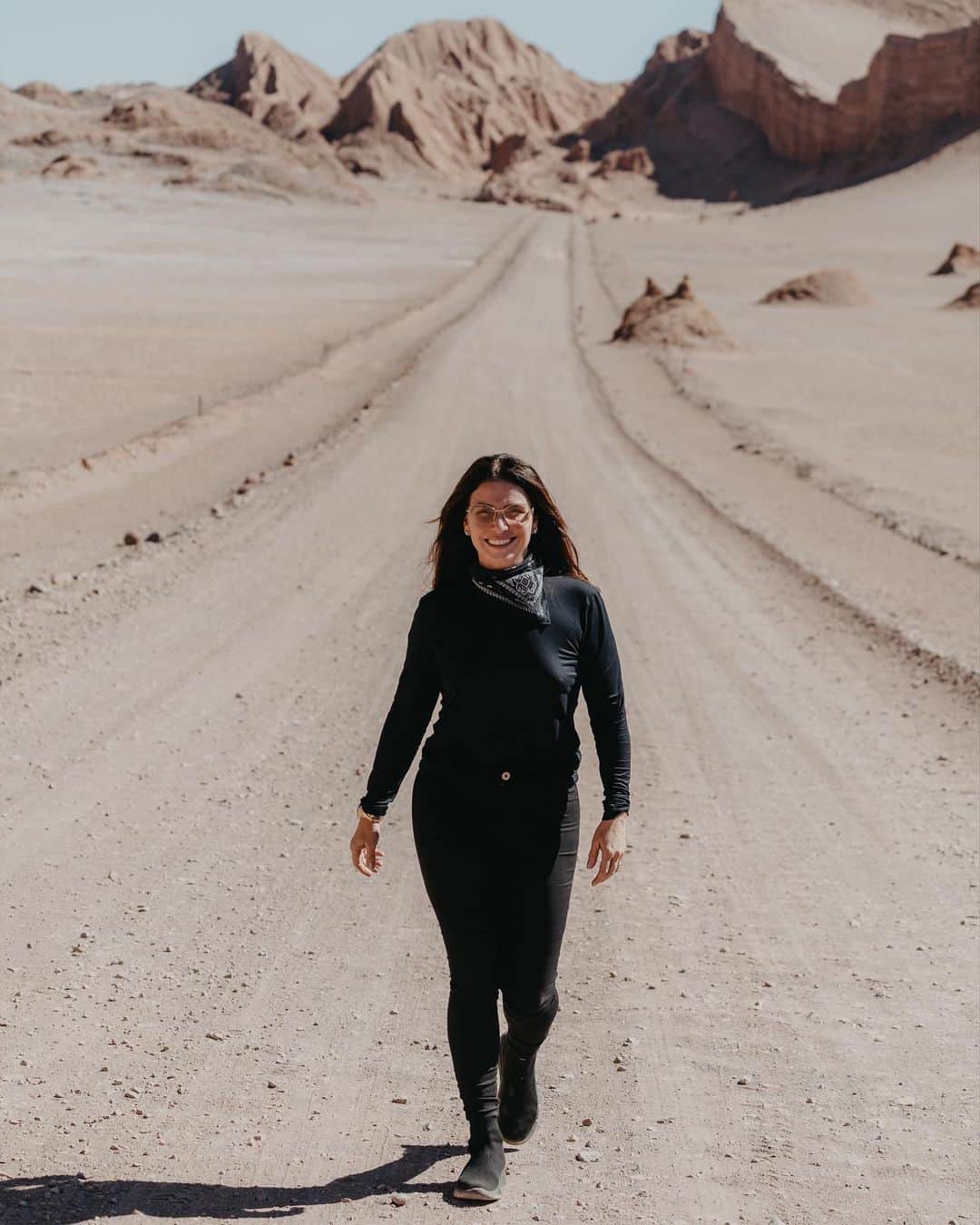 Giovanna Antonelliのインスタグラム：「Nossa!! Que dias incríveisl!!! Brigada galera do @brasileirosnoatacama ! A logística foi perfeita. Tudooooo organizado, superou todas as expectativas. E que bom ter chegado no atacama com esse roteiro pronto! Pq otimiza tempo e a gente n fica atrás de tudo em cima da hora.  Vcs são responsáveis por esse sonho de viagem realizado. 🇨🇱❤️  📸 @guerrierifotografia   #exploreodeserto #brasileirosnoatacama」