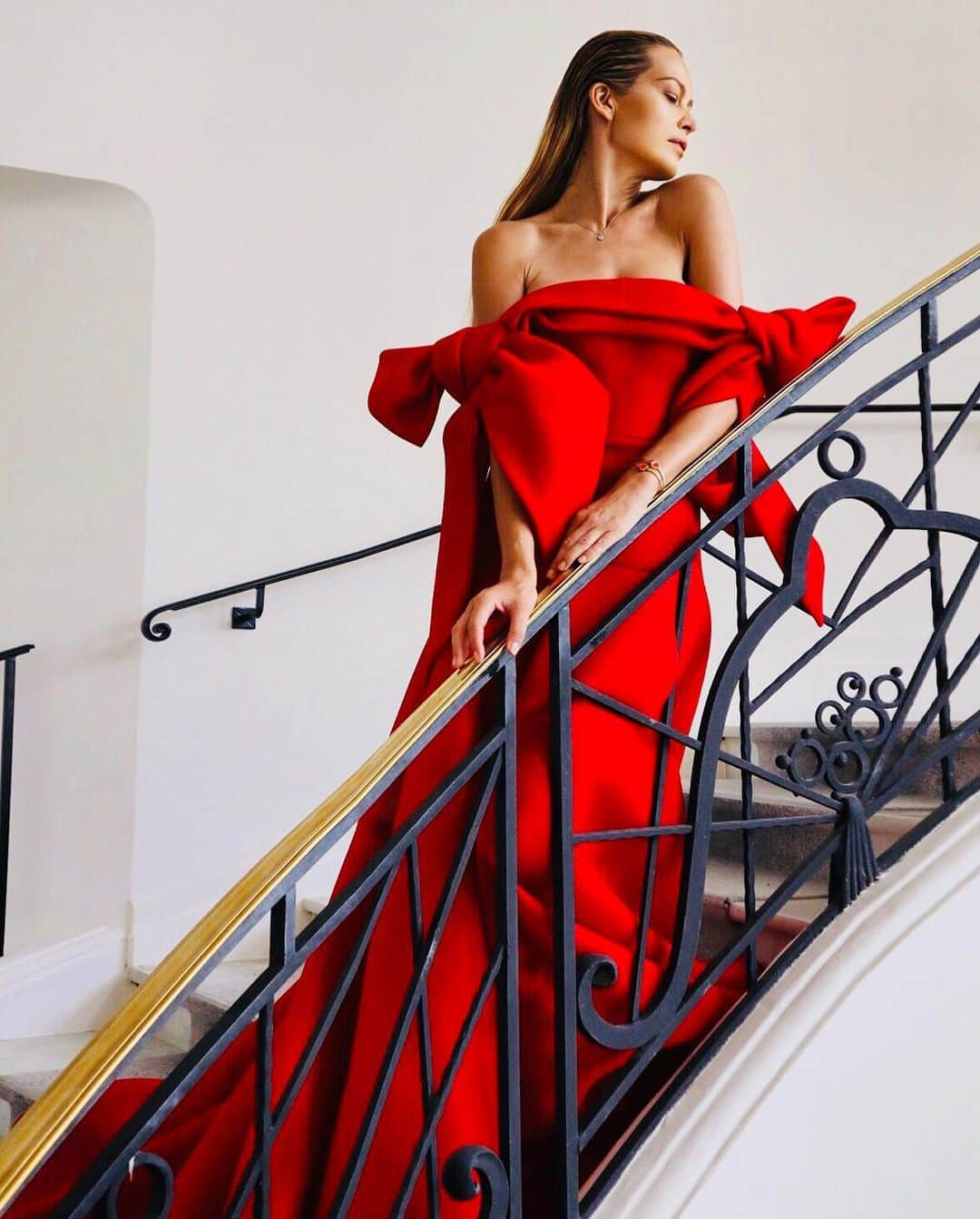 ペトラ・ネムコバさんのインスタグラム写真 - (ペトラ・ネムコバInstagram)「With sustainable fashion maestro Mo   @Benchellal red air-mesh strapless ballgown with voluminous bow sleeve details and dramatic train, made from the signature dead-stock material.  #sustainablefashion #Cannes2023 #cannesfilmfestival」5月29日 0時03分 - pnemcova