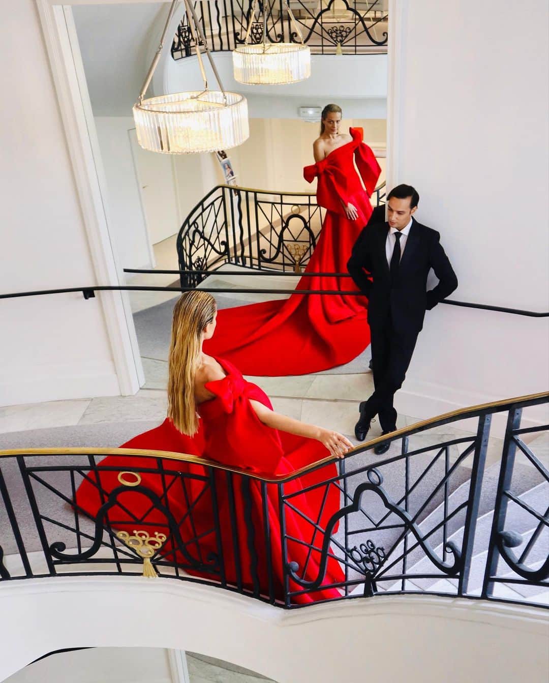 のインスタグラム：「With sustainable fashion maestro Mo   @Benchellal red air-mesh strapless ballgown with voluminous bow sleeve details and dramatic train, made from the signature dead-stock material.  #sustainablefashion #Cannes2023 #cannesfilmfestival」