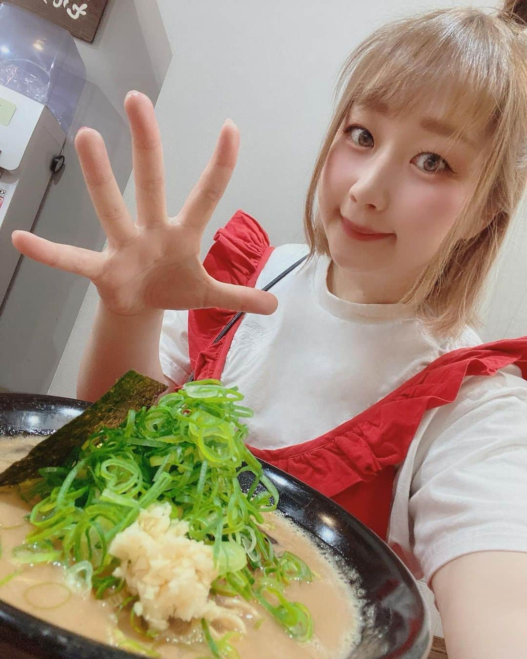 来栖あこのインスタグラム：「地元✨所沢グルメ🍜 こってりどろどろ系ラーメン 久しぶりに食べたぁぁあ🤤💕  トッピングやご飯おかわり自由最高🍚 Akoはチャーシュー丼作ったよ💖  PR @tokuseiraumenn #特製ラーメンはせがわ #所沢ラーメン #所沢グルメ #新所沢グルメ #新所沢ラーメン #埼玉ラーメン」