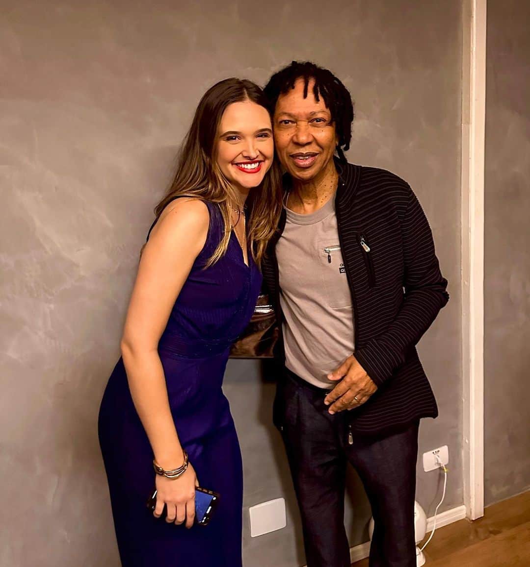 ジュリアナパイヴァのインスタグラム：「Que noite LINDA foi a ontem! Cresci escutando Djavan com meus pais, tínhamos o seu CD tocando repetidas vezes no carro como parte do funcionamento da máquina, era entrar no carro rodar a chave e “Djavanear o que há de bom”! E com o passar dos anos fui decifrando os sentimentos e intenções por trás das letras já decoradas!  Me apaixonei cada vez mais por sua obra e poesia e na trilha musical da minha vida ele é o top 1!❤️ Ontem graças ao @qualistage e a querida @tbordalo com uma equipe super especial, eu pude assistir de perto tudo isso que tanto me emociona!  Levei minha mãe que é fãzoca e me apresentou sua arte (senti o papai ali, curtindo junto com a gente) e meu amor que nunca tinha assistido um show dele, mas q assim como nós tbm viajava em suas músicas!✨ E no final, qual foi a minha surpresa? Pude dar um beijo no nosso ídolo e dizer olhando em seus olhos o quanto o admiro! E mais especial ainda foi que além da Foto super rolou Afeto…um cara simples, de alma linda que depois de um espetáculo daqueles ainda me disse que estava feliz por eu estar ali e que admira o meu trabalho “saúde e sucesso, vc é uma excelente atriz menina”!  Sim, sim, sim estou em choque até agora e muito feliz com esse presente do universo!🙏🏼💫 Pra sempre no meu coração e memória!💖✨👏🏼🎶 @djavanoficial」