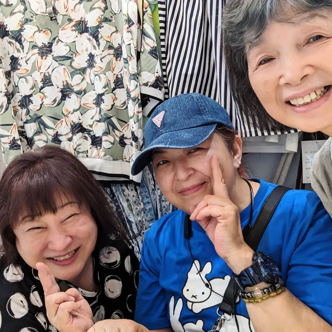 平井富子のインスタグラム：「バイヤーで、アクセサリー作家のマナミちゃんが遊びに来てくれました～  そこに、美容院帰りの会社後輩マリちゃんが、、  ３人で、ファッショントークで盛り上がり。楽し〜  マリちゃんは、ステキなストライプのトップス等、マナミちゃんは、元気が出るNarutoくんのクジラの絵、オリジナルのスマホ入れを気に入って頂きました。オシャレ〜  絵は新居に飾る予定とか。良いことありそう～ また、遊びに来てね♥」