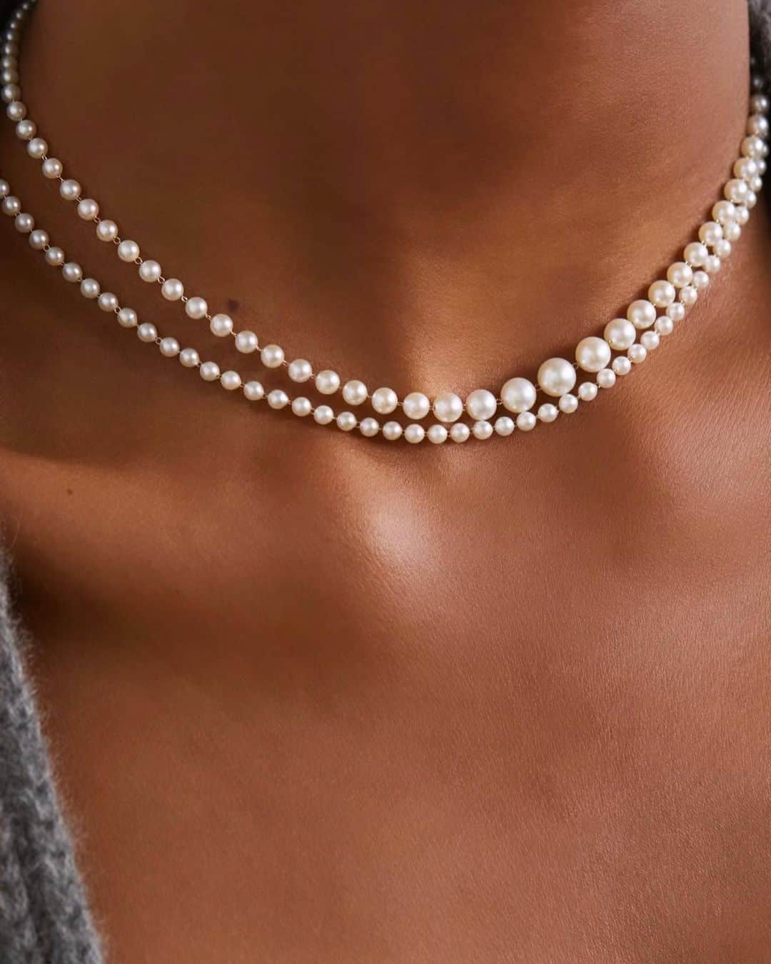 M I Z U K Iさんのインスタグラム写真 - (M I Z U K IInstagram)「Shop your favorite MIZUKI on @netaporter🤍  MIZUKI’s kissing pearl choker.. timeless diamond bangle.. elevated and modern Luxe collection with pear shaped diamond with South Sea pearls.. create your ear stack with diamonds and pearls.. beautifully cascading pearl chain earrings for every occasions ✨  #netaporter #mizuki #mizukijewels #mizukijewelry #modern #pearl #seaofbeauty #essentials  #luxe #prive」5月29日 0時22分 - mizukijewels