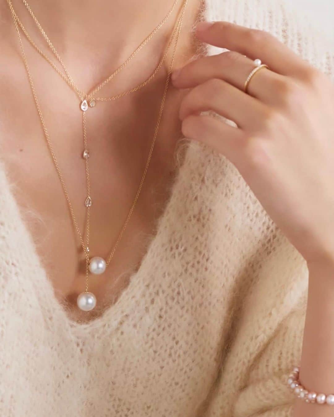 M I Z U K Iのインスタグラム：「Shop your favorite MIZUKI on @netaporter🤍  MIZUKI’s kissing pearl choker.. timeless diamond bangle.. elevated and modern Luxe collection with pear shaped diamond with South Sea pearls.. create your ear stack with diamonds and pearls.. beautifully cascading pearl chain earrings for every occasions ✨  #netaporter #mizuki #mizukijewels #mizukijewelry #modern #pearl #seaofbeauty #essentials  #luxe #prive」