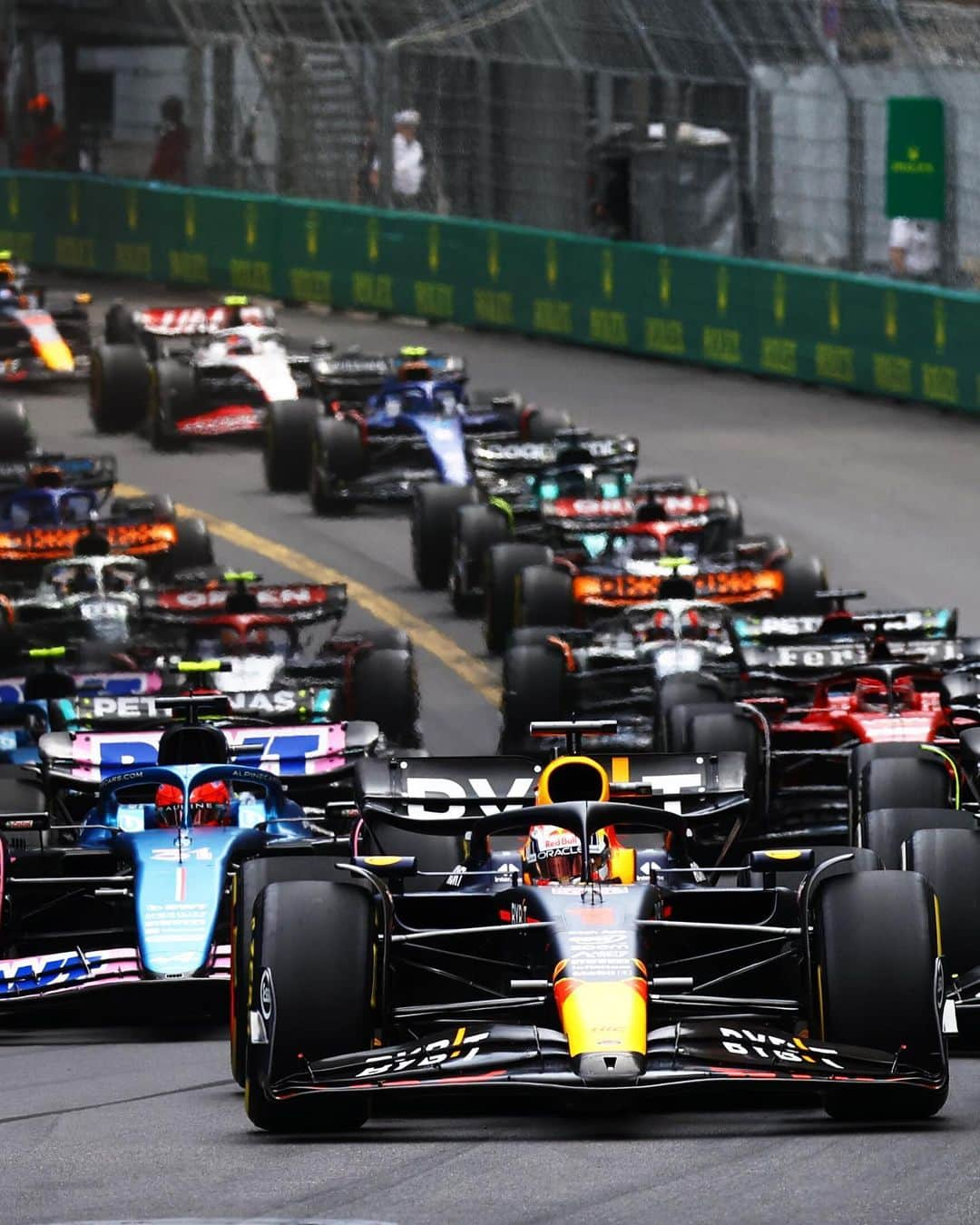 レッドブルさんのインスタグラム写真 - (レッドブルInstagram)「👏AND👏THAT'S👏HOW👏IT'S👏DONE👏  another weekend, another F1 win for @maxverstappen1! give him some love in the comments 👇  #redbull #givesyouwiiings #f1 #monacoGP #redbullracing #formula1 #racing」5月29日 0時29分 - redbull