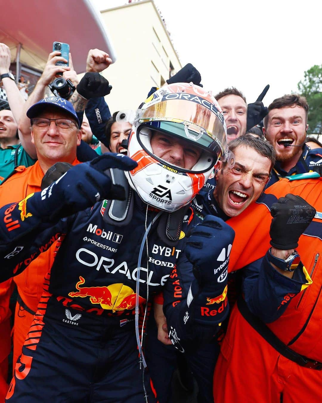 レッドブルさんのインスタグラム写真 - (レッドブルInstagram)「👏AND👏THAT'S👏HOW👏IT'S👏DONE👏  another weekend, another F1 win for @maxverstappen1! give him some love in the comments 👇  #redbull #givesyouwiiings #f1 #monacoGP #redbullracing #formula1 #racing」5月29日 0時29分 - redbull