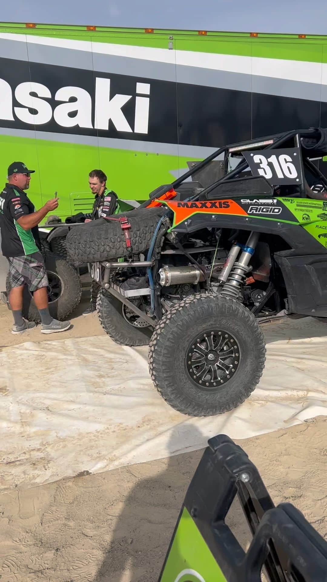 ストーン・コールド・スティーブ・オースチンのインスタグラム：「Go time.  @valleyoffroadracingassociation  @gfiracing  @zach_kisman @class1motorsports  @blake__100」