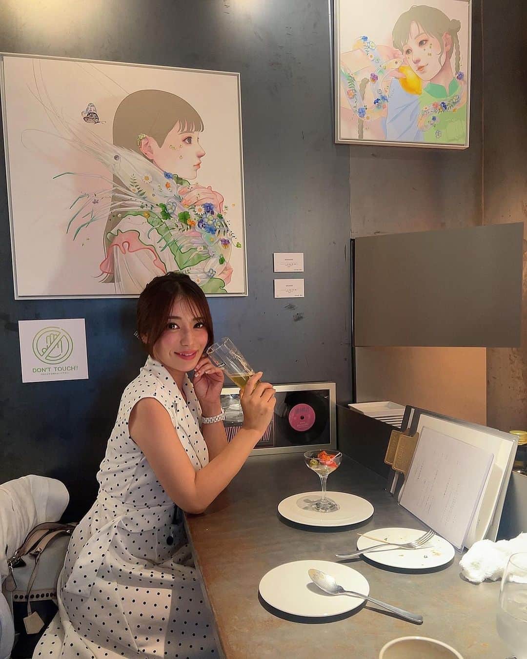 中村かなのインスタグラム：「今週2回目の @vivi_nagoya さん ・ @natsukoechizen さんの個展 ギリギリでみれました♡ 6月からはまた違うアーティストみたいです✨ シェフも変わったそうなので またゆっくりお食事も楽しみたい🍽️ ・ @sugi_e_mon さん いつもありがとうございます🥂✨ ・ ・ 都会のオアシス 2階がアートギャラリーのレストラン 📍 @vivi_nagoya  ・ ・ ・ #栄グルメ #栄ランチ #名古屋グルメ #名古屋ランチ #アート好きな人と繋がりたい #アート #越前菜都子 #欧州料理vivi #栄ディナー #名古屋ディナー #名古屋レストラン #アートギャラリー #名古屋旅行 #名古屋観光」