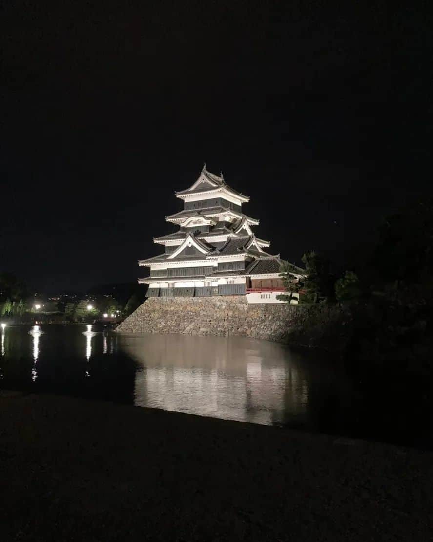音無美紀子さんのインスタグラム写真 - (音無美紀子Instagram)「松本城、ライトアップされて、本当に美しい。 夜風が冷たかったけれど、その美しさに暫く動けませんでした。  #松本城 #夜の散歩」5月29日 0時40分 - mikikootonashi