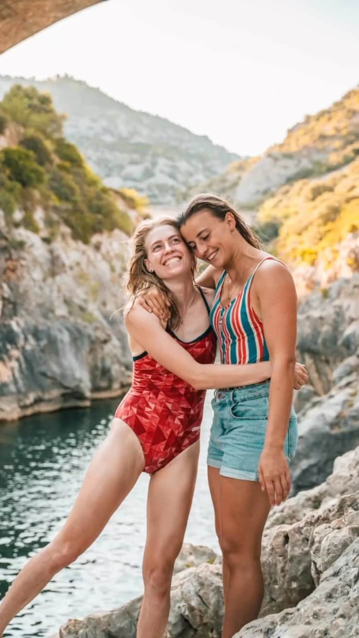 のインスタグラム：「MY PARTNER FOR THE NEXT 2 MONTHS 😍  I am SO excited to have @chai_enne around for the next following weeks and big part of my summer. Best travel & working partner but also one of my best friends 😻🙈♥️ Tag your travel partner you’d like to go road tripping with 👇🏻  The challenge is real for the both of us who are such indépendant women but the love is also… real 😍  So let’s the sunshine & sparkles glow ✨  📸 cover picture by @philippknapp_photography   #friends #partner #teammate #travelingpartner #exploretheworld #explore #roadtrip #vanlife #athletes #cliffjumping #bestbudies」