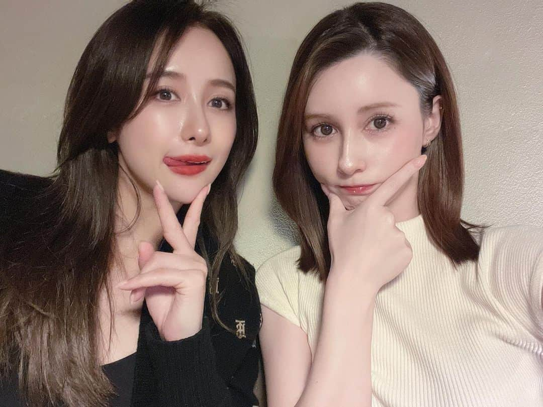 Lizのインスタグラム：「👭💛🧡  老夫婦みたいな姉妹みたいな そんなともだち。 いつもありがとなんっ💘」