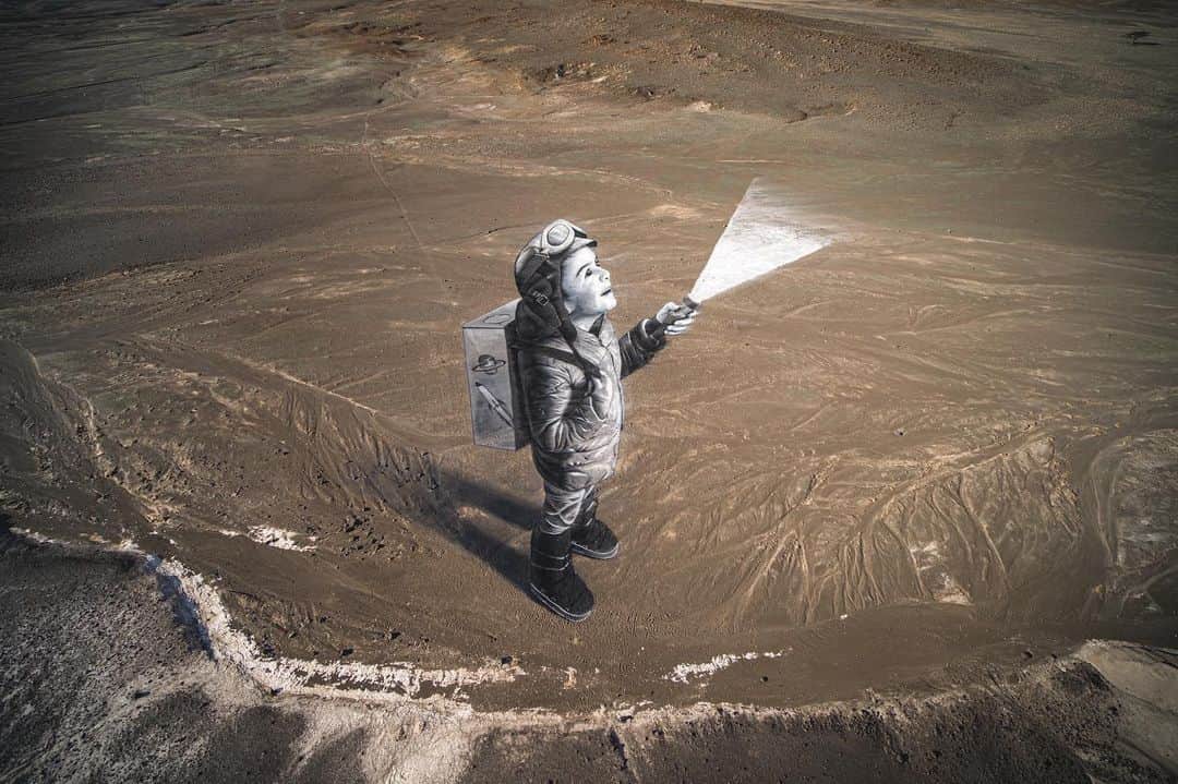 Swatchのインスタグラム：「The sky is the limit! These two awe-inspiring artworks HER BOLD DREAM and HIS BRIGHT DREAM are the creation of iconic land artist @saype_artiste and were inspired by the MoonSwatch universe. #Swatch #SwatchLovesArt #MoonSwatch」