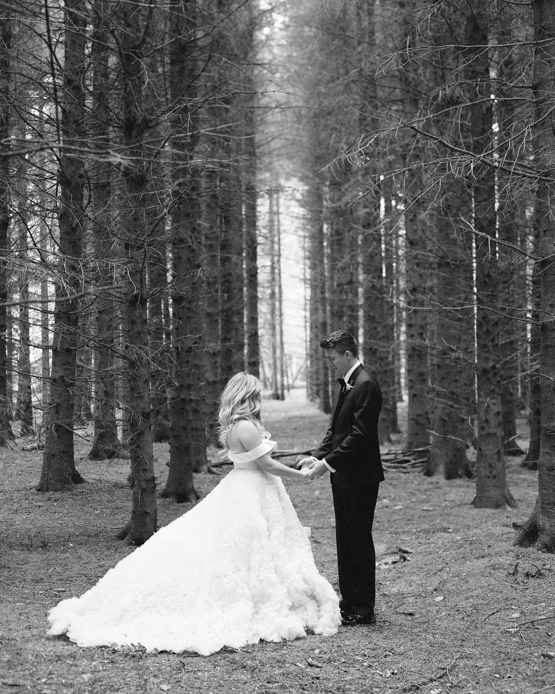 サーシャ・ピーターズのインスタグラム：「FIVE YEARS (and a day) ago I married my best friend ✨the magic has only gotten stronger.  Cheers to celebrating our magic every day baby @hudsonsheaffer 🥂 my love for you is unfathomable.   @elizabethmessina 🤍」