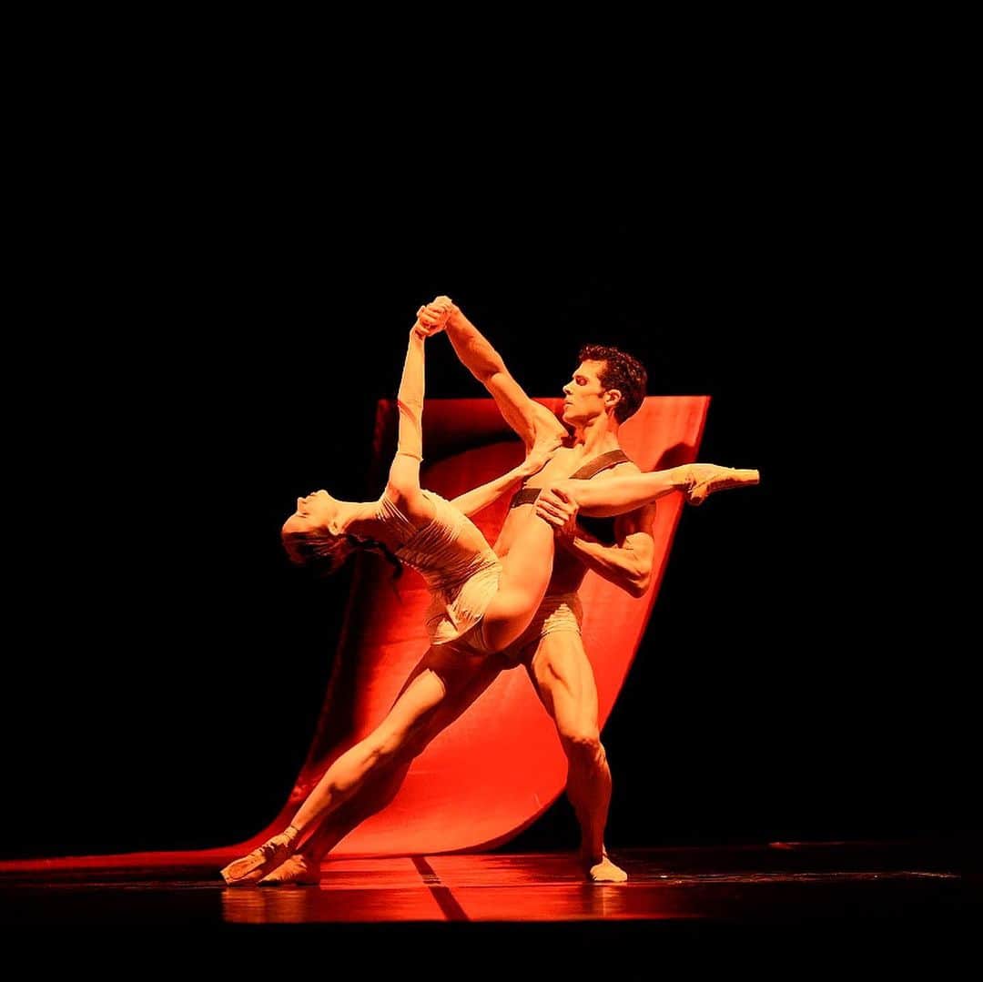 ロベルト・ボッレさんのインスタグラム写真 - (ロベルト・ボッレInstagram)「Today is the day. So excited to make my debut in Caravaggio and dancing in the gorgeous Teatro Colón for the very first time.  Come and see the Bigonzetti production with @marachok (first time dancing together as well!!🥰) and myself today, Tuesday or Wednesday.  Toi Toi Toi everyone ❤️ @teatrocolon @balletestableteatrocolon #caravaggio #bigonzetti #teatrocolon @officialrobertobolle」5月29日 0時58分 - robertobolle
