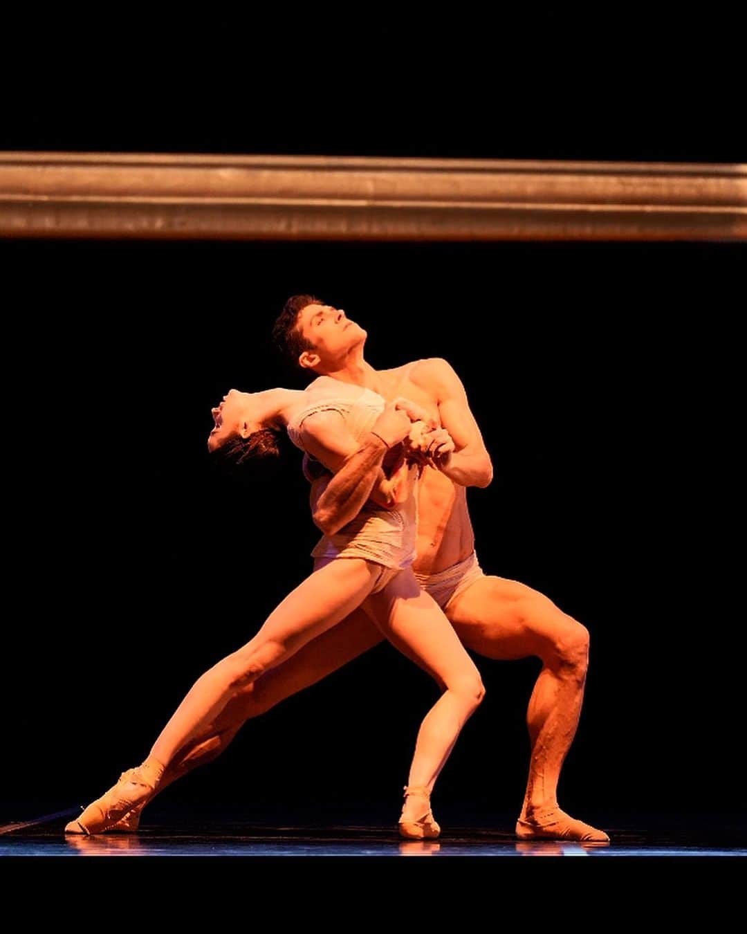 ロベルト・ボッレさんのインスタグラム写真 - (ロベルト・ボッレInstagram)「Today is the day. So excited to make my debut in Caravaggio and dancing in the gorgeous Teatro Colón for the very first time.  Come and see the Bigonzetti production with @marachok (first time dancing together as well!!🥰) and myself today, Tuesday or Wednesday.  Toi Toi Toi everyone ❤️ @teatrocolon @balletestableteatrocolon #caravaggio #bigonzetti #teatrocolon @officialrobertobolle」5月29日 0時58分 - robertobolle