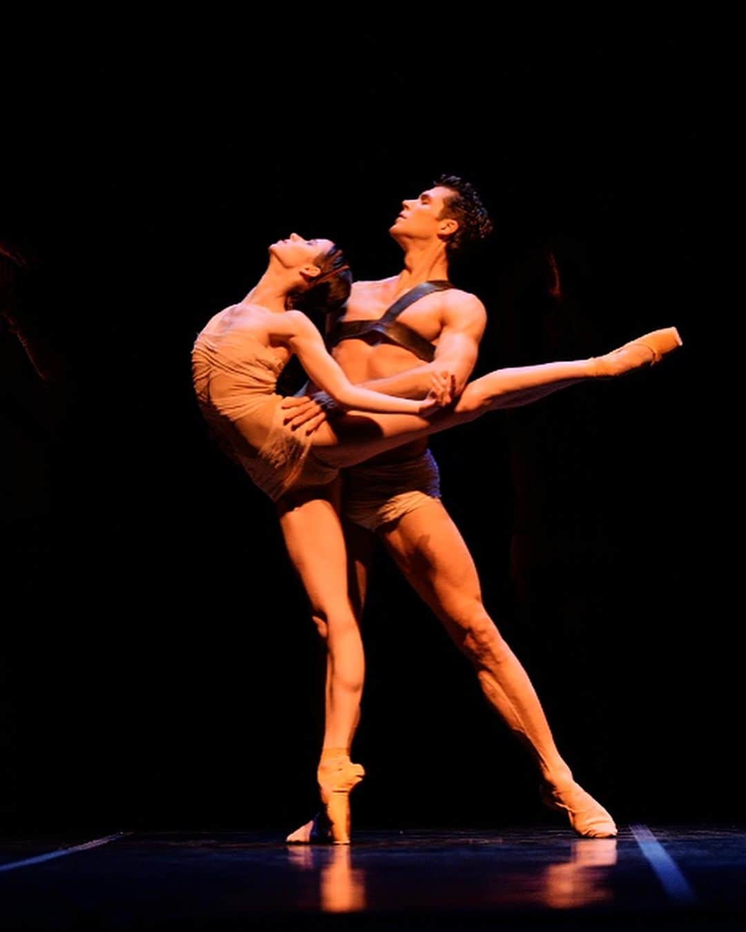 ロベルト・ボッレのインスタグラム：「Today is the day. So excited to make my debut in Caravaggio and dancing in the gorgeous Teatro Colón for the very first time.  Come and see the Bigonzetti production with @marachok (first time dancing together as well!!🥰) and myself today, Tuesday or Wednesday.  Toi Toi Toi everyone ❤️ @teatrocolon @balletestableteatrocolon #caravaggio #bigonzetti #teatrocolon @officialrobertobolle」
