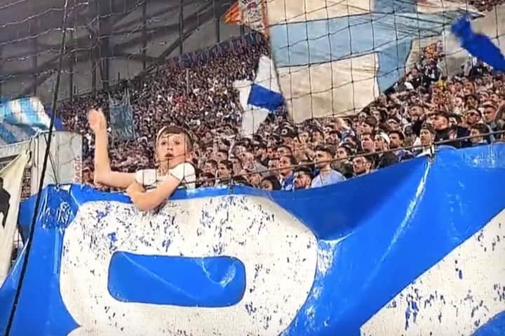 アレクシス・サンチェスのインスタグラム：「Un soutien sans faille tout au long de la saison et hier soir encore. 👏🏼👏🏼👏🏼👏🏼   MERCI 🙏🏽  No tengo palabras de agradecimiento por la pasión , amor y Apoyo  que entregan cada partido niños , adultos etc … 🥹  GRACIAS 🙏🏽 MERCI     𝐀𝐋𝐋𝐄𝐙 𝐋’𝐎𝐌」