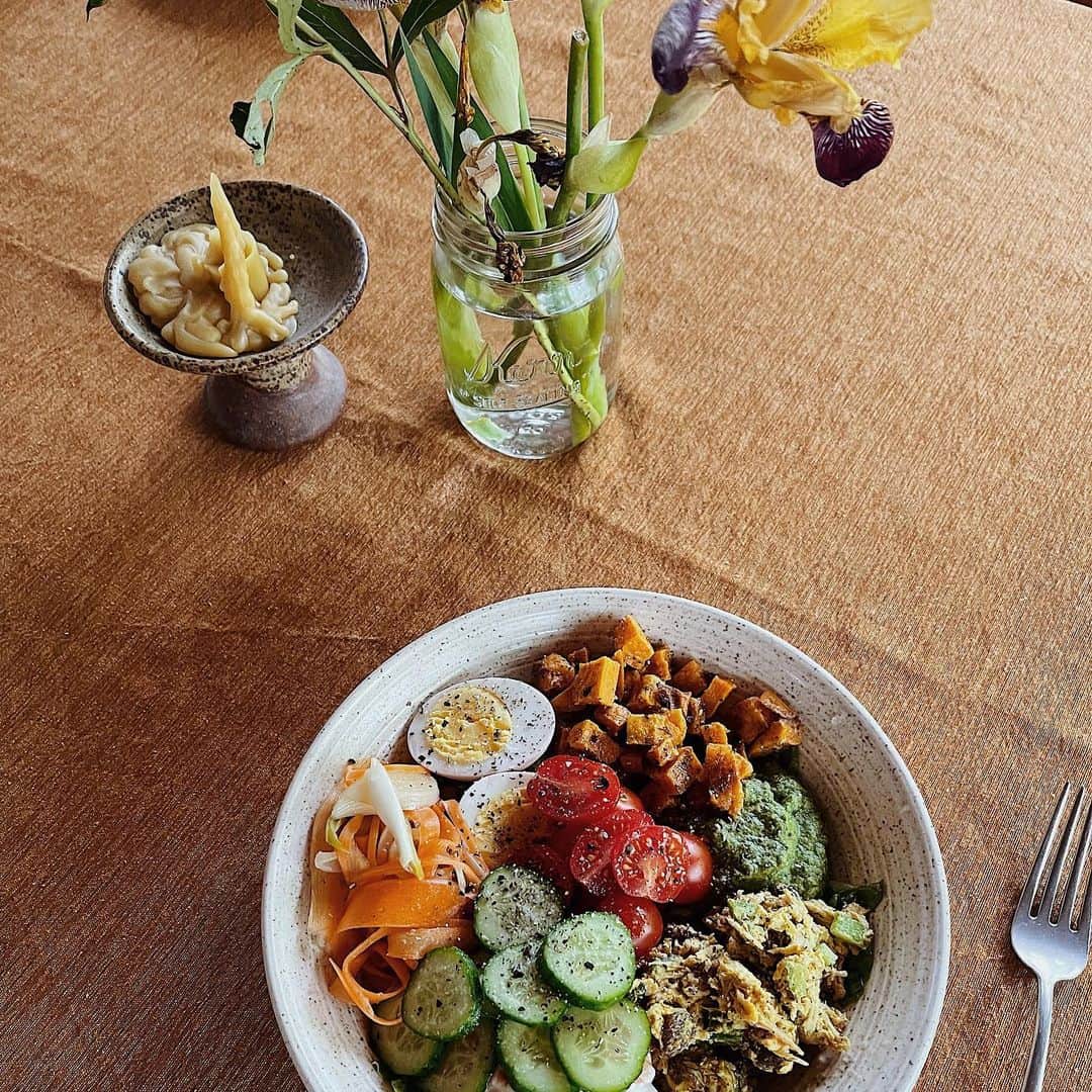 Kate Oliverのインスタグラム：「Lunch break — romaine with lemon vinaigrette, pickled eggs, za’atar sweet potatoes, zhug, spicy pickled carrots, cottage cheese with a little hot sauce, cucumbers, tomatoes, curry chicken salad.」
