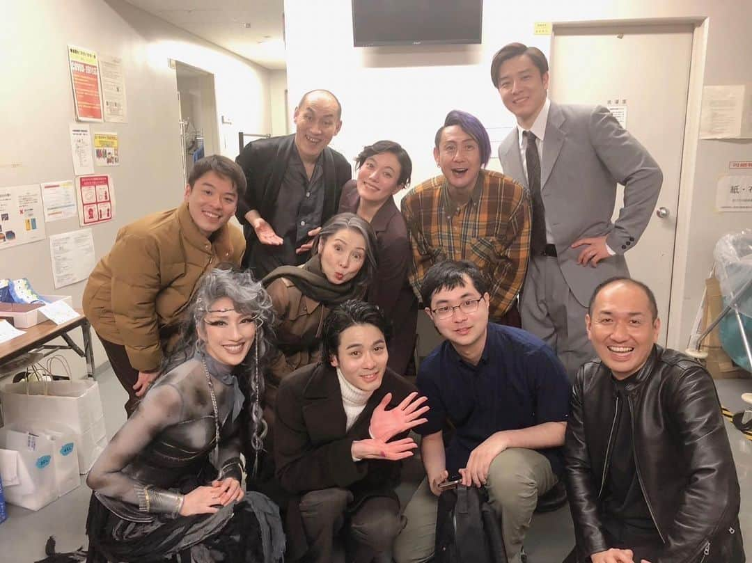 鈴木杏さんのインスタグラム写真 - (鈴木杏Instagram)「#エンジェルスインアメリカ  東京公演、無事完走できました。 十代から演劇の世界に入って そのうちに風のせせらぎのように聞こえていた伝説の舞台  「エンジェルス・イン・アメリカ」  数年前にやっとNTLiveでみて 得体のしれない感動で包まれました。  その舞台が日本で上演される。 しかもフルキャストオーディション。  あの時の感動の種を知りたくて 受けて、オーディション受かって、 今日。  トニー・クシュナーの戯曲の力の凄さ それをさらに現代に寄せた小田島創志さんの翻訳の凄さ。 そしてド直球にメッセージを伝えていきながらトニー・クシュナーの遊びの部分を最大限に拡げていた上村聡史さんの演出の凄さ。  なによりこの戯曲をフルキャストオーディションでやる！と腹を括った 新国立劇場の凄さ。  そこに集まった演者たち。  2月に走り始めた時に感じてた 豊かな種が  本番を重ねるごとにどんどん育っていって 今日のカーテンコール。  久しぶりに、涙がでるカーテンコールでした。  演劇って、凄い！！ 劇場って、凄い！！  オーディション受けて そしてオーディション受かってよかったなー！！！  この凄い、すんごい作品が いつでも誰の手元にでも その言葉が届いていくように。 お守りとして誰かの側にあるように。  翻訳された戯曲本が出版されることを 切に願います。  ありがとうございました！  #エンジェルスインアメリカ#新国立劇場」5月29日 0時55分 - anne.suzuki.official