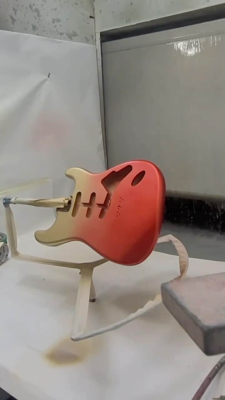 Fender Guitarのインスタグラム：「Take a seat and watch as @jncolor sprays a gorgeous burst for this week’s #JaySpray.」