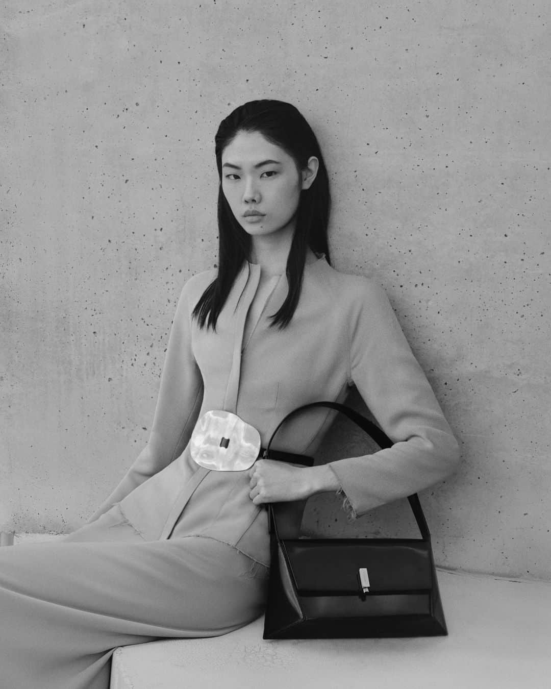 のインスタグラム：「MAXIMALIST ACCENTS ON MINIMALIST SILHOUETTES.​ #FERRAGAMOPF23」