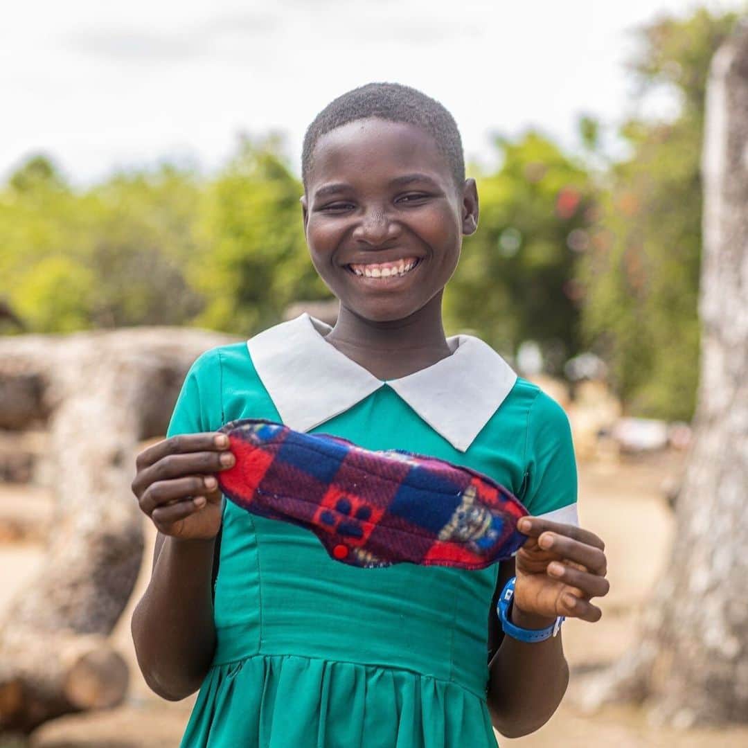 ミリー・ボビー・ブラウンのインスタグラム：「Starting your period is a new and vulnerable experience for many. Which is why it is so important to talk about this topic and make sure we all have the resources we need to stay safe and healthy.  But sadly, not everyone can manage their periods with dignity.  Every month, 1.8 billion people worldwide menstruate. However, gender inequality, discriminatory social norms, cultural taboos, poverty, and lack of access to toilets and sanitary products can all cause menstrual health and hygiene needs to go unmet.  During emergencies, such as conflicts and natural disasters, they experience a range of difficulties. Millions of women and girls around the world caught up in these situations not only lack access to menstrual hygiene items but also have limited access to clean, private bathrooms and bathing facilities.  This is why @‌UNICEF's work to promote menstrual health is so important. With partners, UNICEF provides social support, knowledge and skills such as sewing renewable napkins, hygienic facilities and services like toilets and safe water and access to period products.  With the Menstrual Hygiene Day Coalition, UNICEF brings menstrual services closer to women and girls and helps them manage their periods hygienically and with dignity.  So let's come together and break taboos around periods on this #MenstrualHygieneDay and every day. Why? Because #MenstruationMatters. Period. ‌ © UNICEF/UN0641403/Malawi © UNICEF/UN0655063/Kolari © UNICEF/UN0337699/Oo」