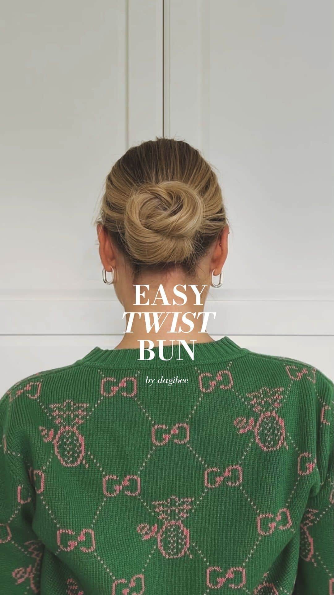 Dagi Beeのインスタグラム：「Easy Twist Bun Tutorial von eurer Bun Queen ✨  Es ist echt crazy, wie sehr ihr meine Bun Variationen feiert und wie viele liebe Nachrichten und Kommentare ich dazu von euch bekomm. Damit auch ihr hoffentlich so viele liebe Komplimente bekommt, habe ich auch für diese easy Frisur wieder mal ein kleines Tutorial für euch. 🫶🏼  Und das beste: Mit dieser Frisur sparst du zusätzlich richtig Zeit am Morgen und die Haare sehen trotzdem schön gestylt aus.   💡Tipp: Am besten 2-3 mal üben, dass man die Handgriffe gut kann und es dann schneller geht.」