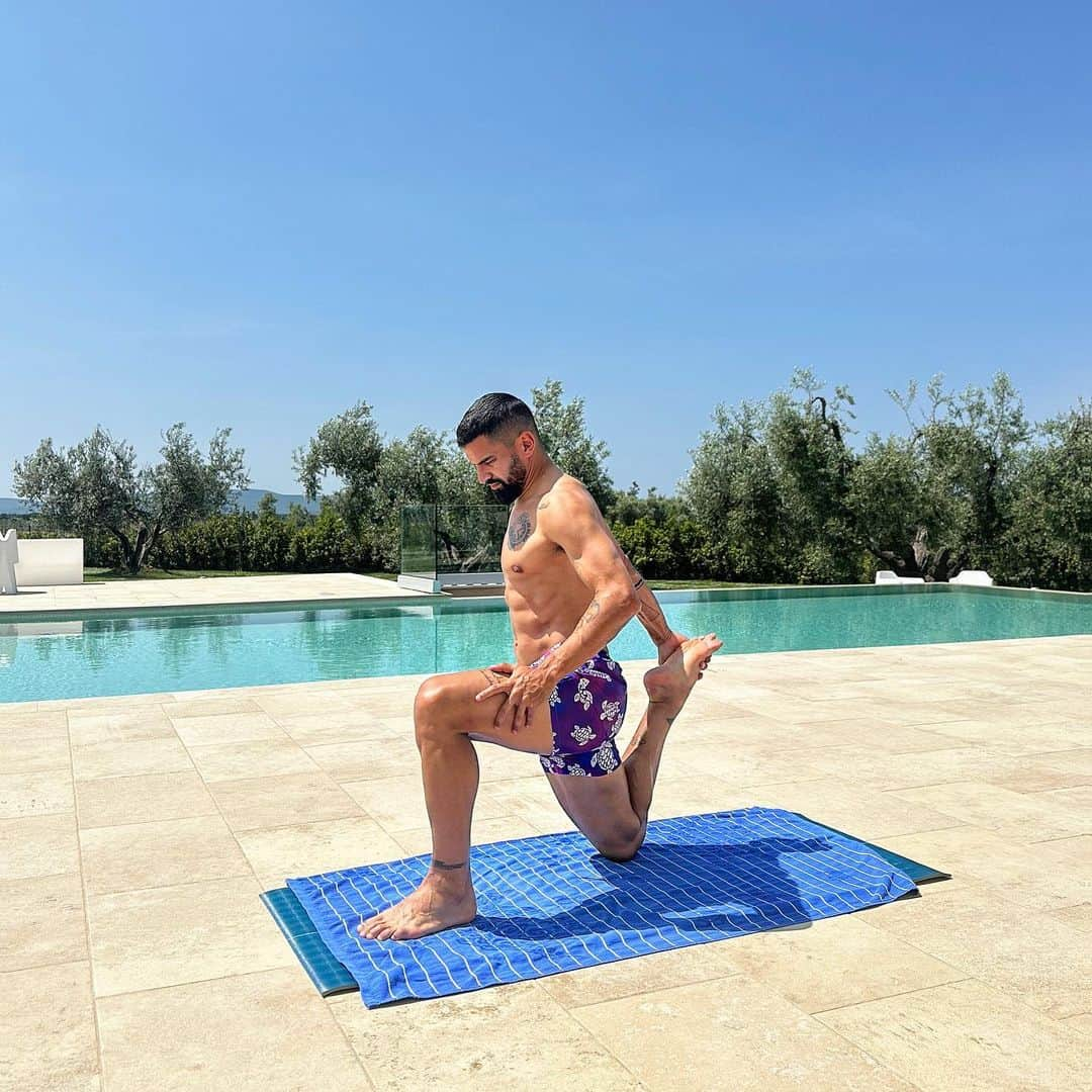 トマス・リンコンのインスタグラム：「Find your Balance, Stay Present, Be positive 🧘‍♂️ 🕉️」