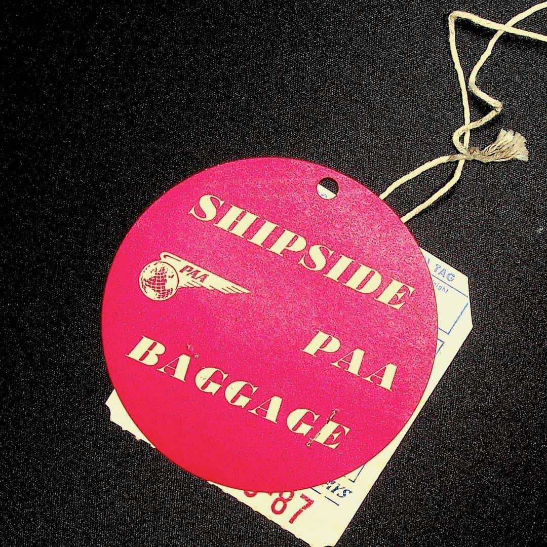 フィリップ・P・キーンのインスタグラム：「From my collection. @pan.am.museum @panam_mech @sticknobillsposters #vintage #advertising #luggage #airline #memorabilia #flight #aviation #commercial #baggage #tag Circa 1940」