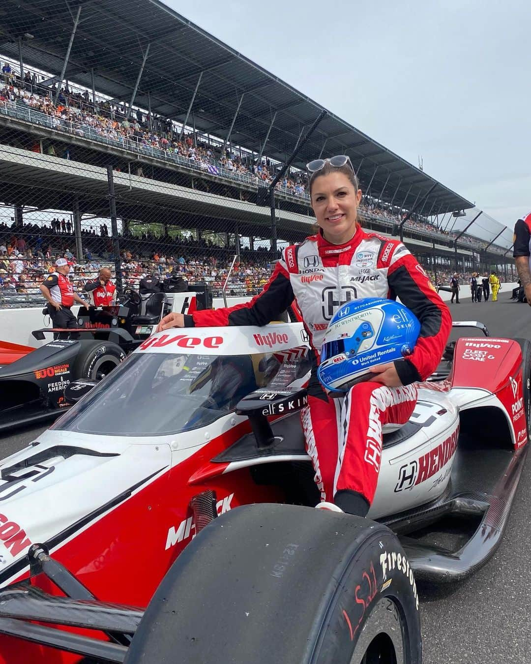 e.l.f.さんのインスタグラム写真 - (e.l.f.Instagram)「e.l.f. SKIN for the win! 🏁🏎️We are so proud to partner with @katherineracing - the ONLY woman driver in this years #INDY500  She broke the all-time record for fastest woman by qualifying at a speed of over 231 miles per hour🤯❤️  Help us in sending her good luck before the big race! And don’t forget to apply for your SPF this weekend just like Katherine😉#elfskin #kartherinelegge #elfingamazing」5月29日 1時09分 - elfcosmetics