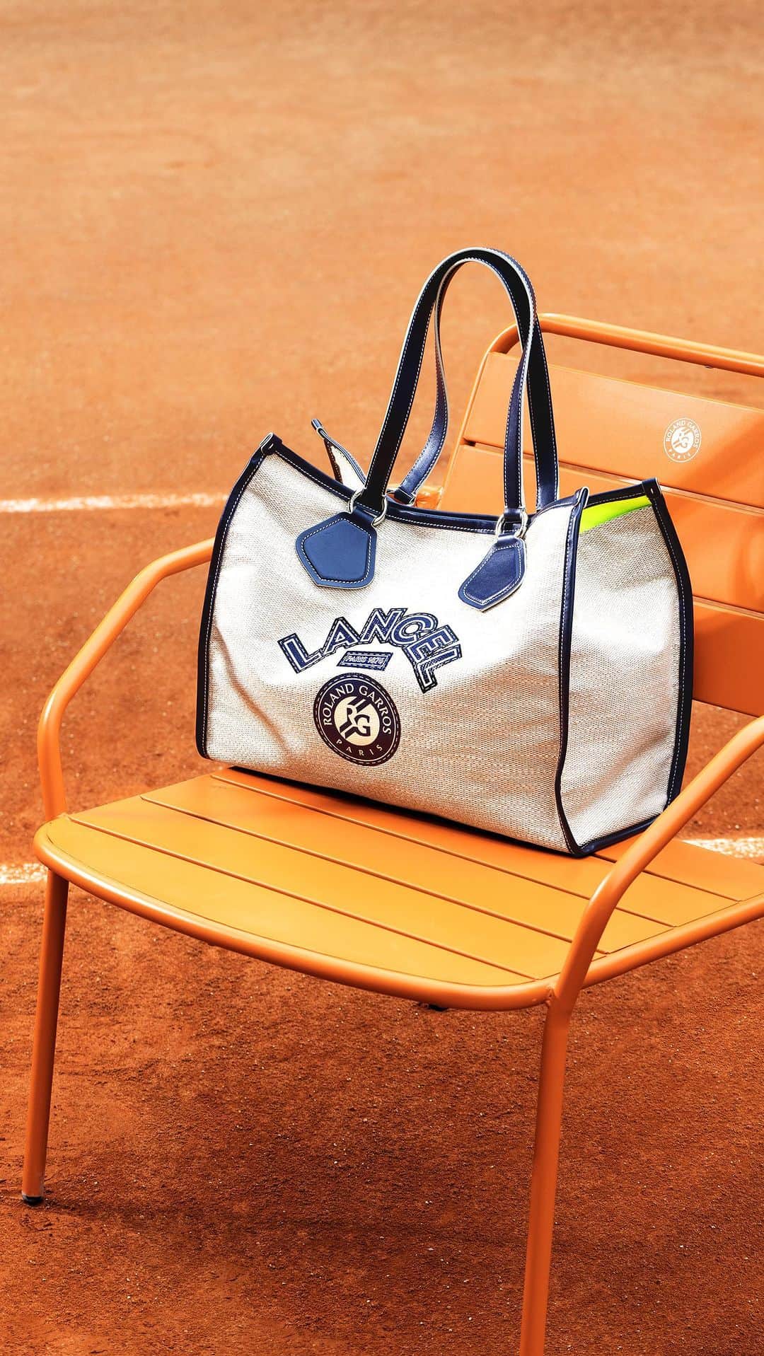 ランセルのインスタグラム：「Blending into the stands while standing out from the crowd.   ••• Le sac parfait pour se fondre dans les tribunes tout en s’y faisant remarquer   #LancelxRolandGarros #LancelParis #SS23」