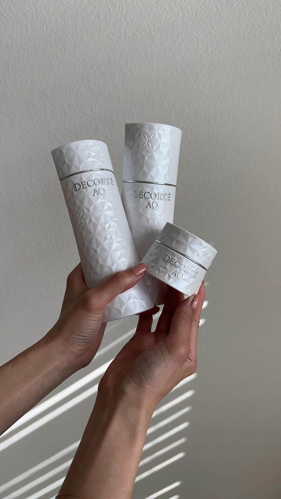 DECORTÉのインスタグラム：「“Transform your skin with the @decortebeauty AQ Brightening line and achieve a radiant, luminous complexion! ✨ I’ve struggled with dark spots caused by stress and environmental factors, but GL Kojic Acid, Magnolia, and Pink Lapacho extracts have truly been a game changer for me. My nighttime routine: use the Emulsion first, then apply the Lotion, and the Cream on top for instantly hydrated and supple skin.” – @petitetammie   #decorte #jbeauty #glowingskin #beautyroutine #skincaretips」