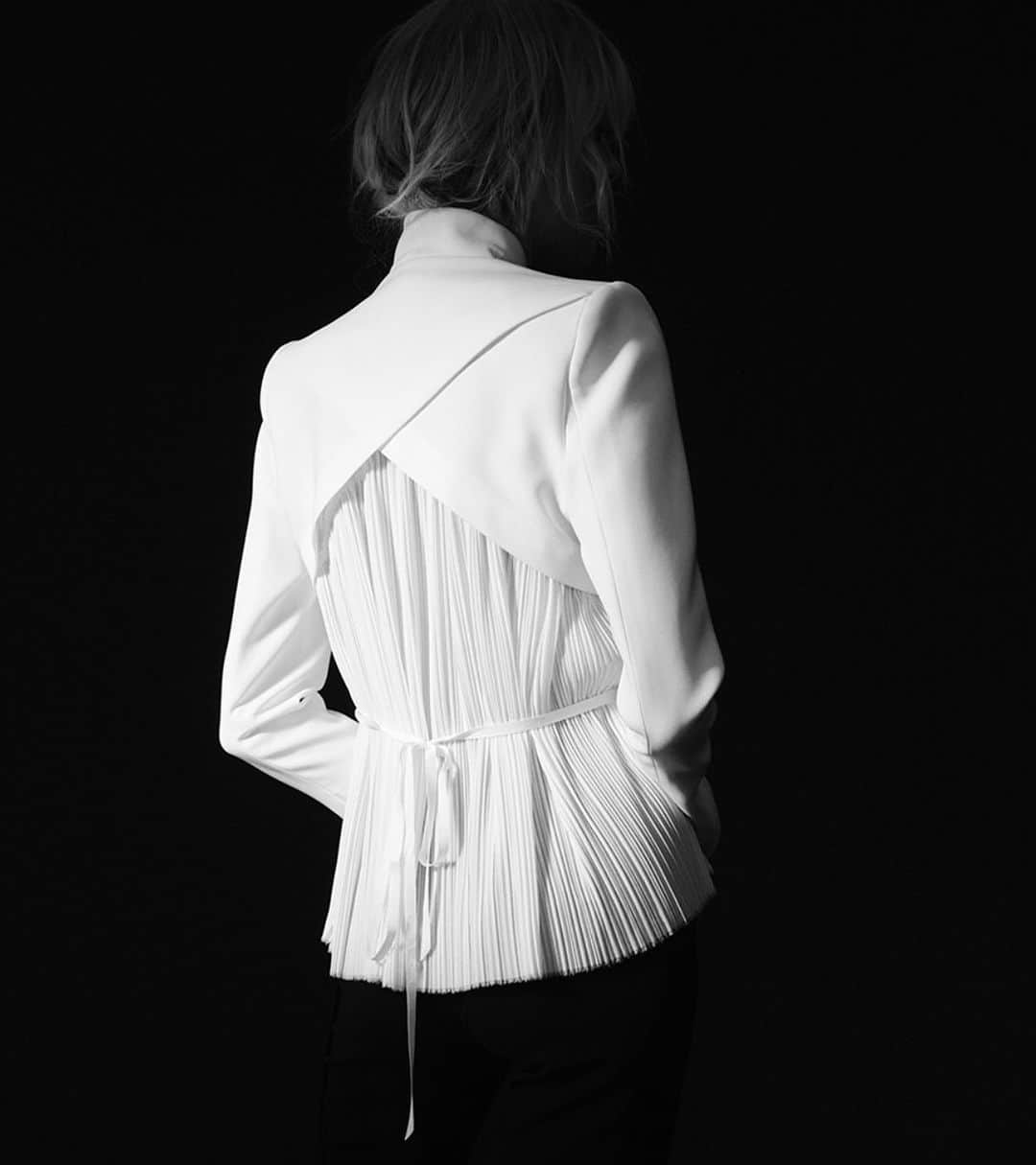 アンタイトルドさんのインスタグラム写真 - (アンタイトルドInstagram)「The Andria jacket, a pillar in your curated wardrobe. #PILLAR」5月29日 1時25分 - atelier_unttld